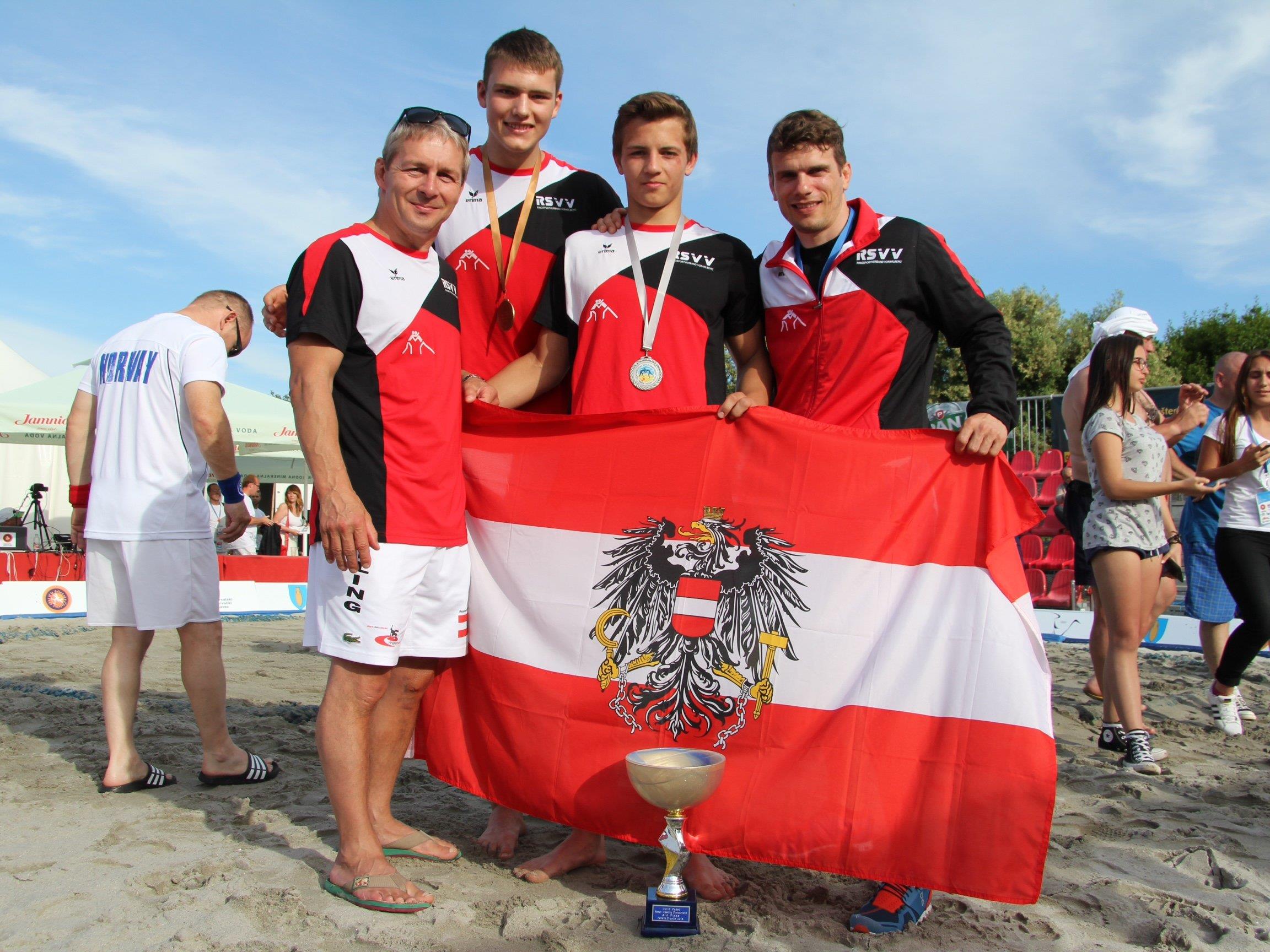Die Starter des Ringsportverbandes Vorarlberg mit den Trainern bei der Beach WM in Kroatien