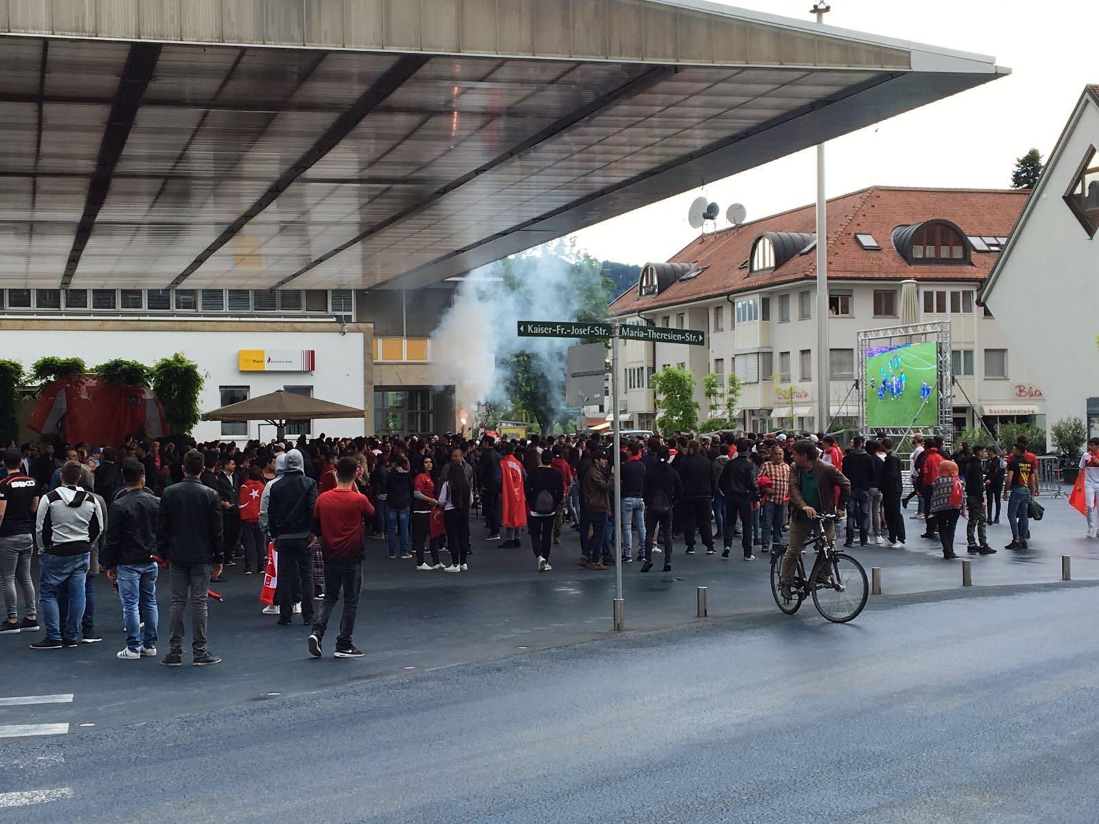 Pyrotechnik wurde beim Pulic Viewing in Lustenau in der Zuschauermenge gezündet.