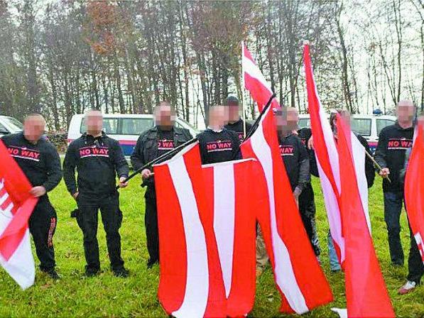 Eine Vorarlberger Delegation von "Blood an Honour" bei einer Demonstration in Spielfeld.