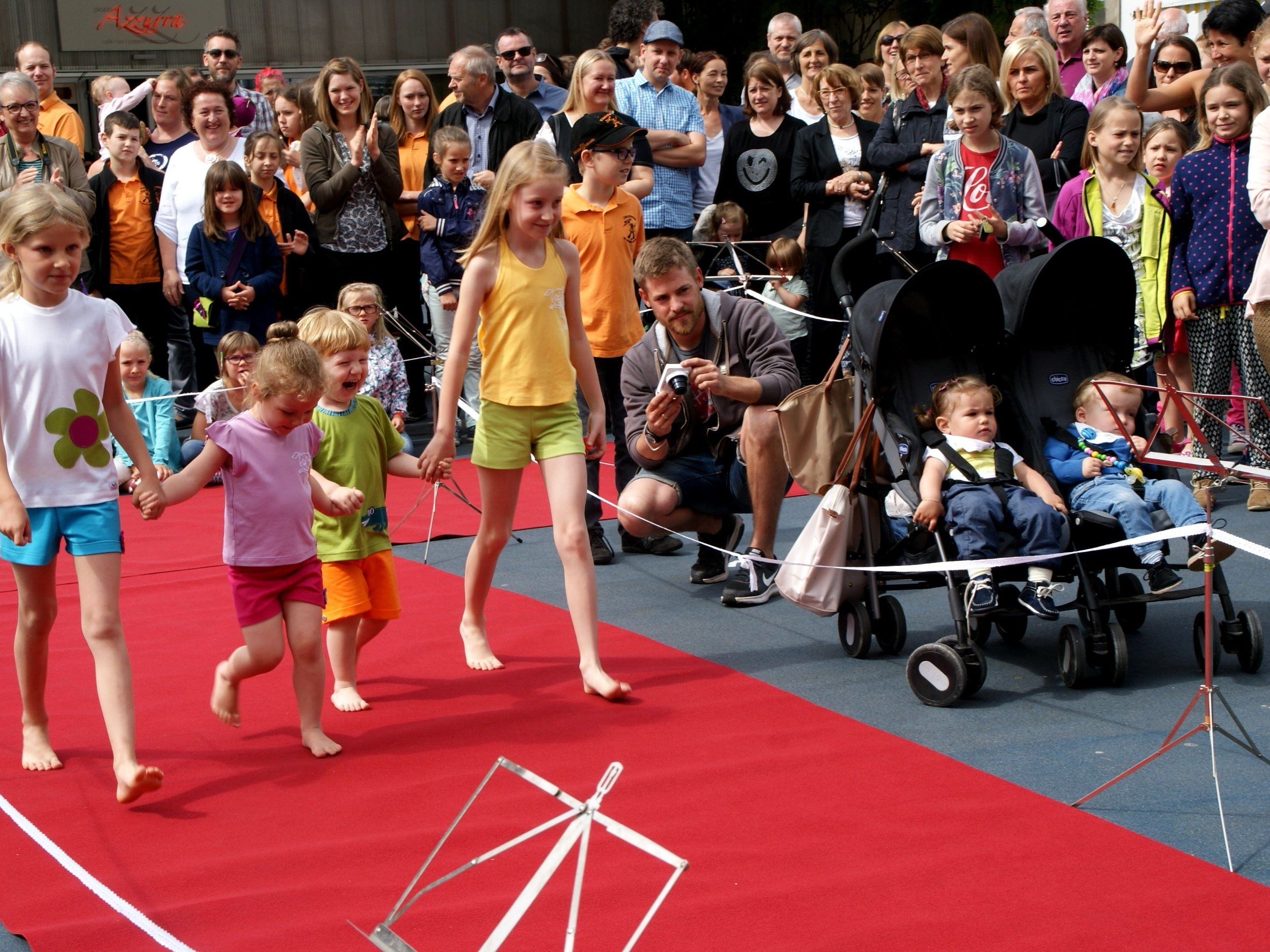 Am Markt-Samstag wurde Kindermode präsentiert Am Markt-Samstag wurde Kindermode präsentiert