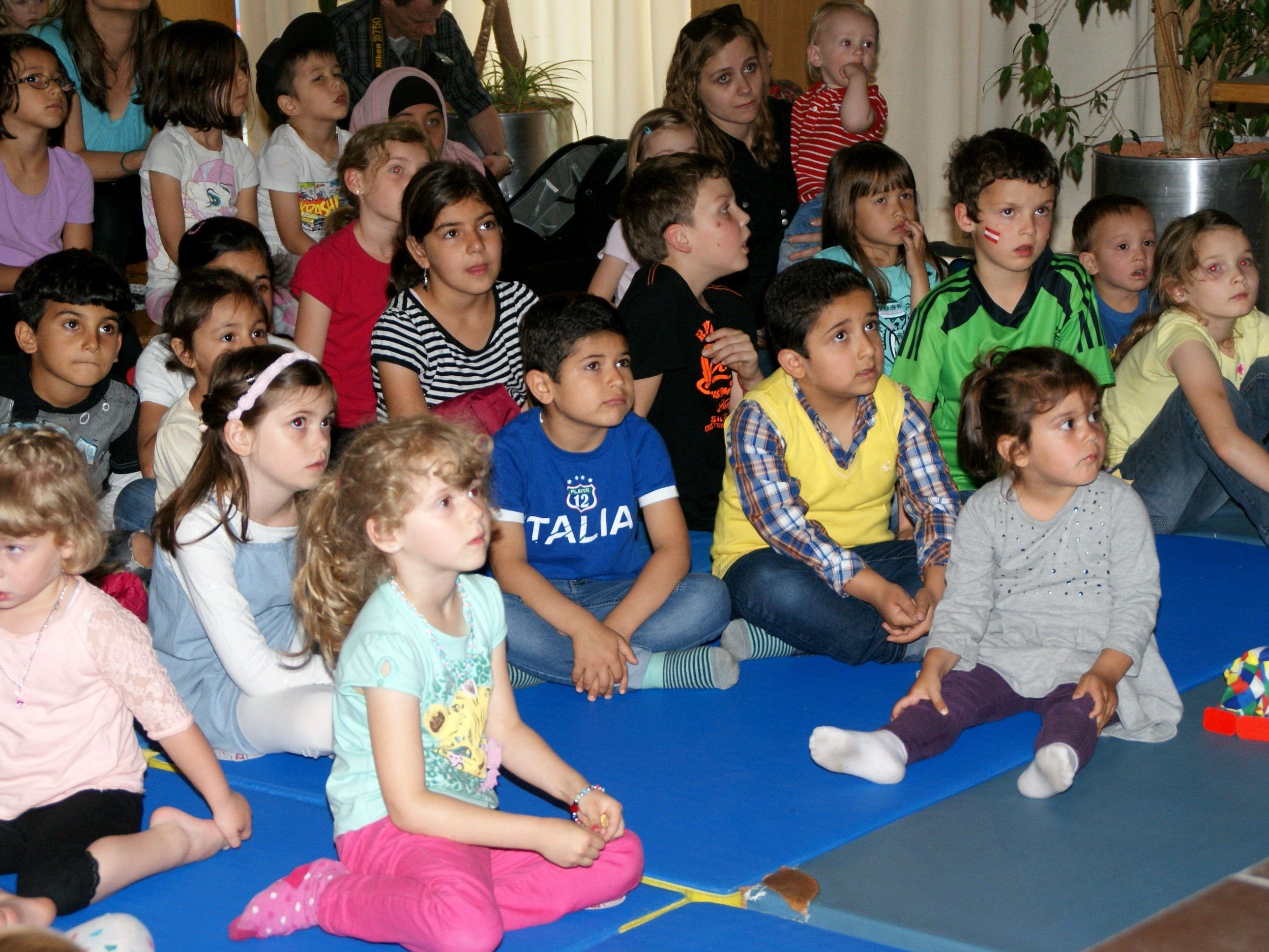 Die Kinder verfolgten gebannt die Geschehnisse auf der Bühne Die Kinder verfolgten gebannt die Geschehnisse auf der Bühne