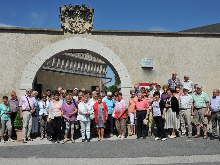 Unsere Reisegruppe vor der Burg Forchenstein Unsere Reisegruppe vor der Burg Forchenstein