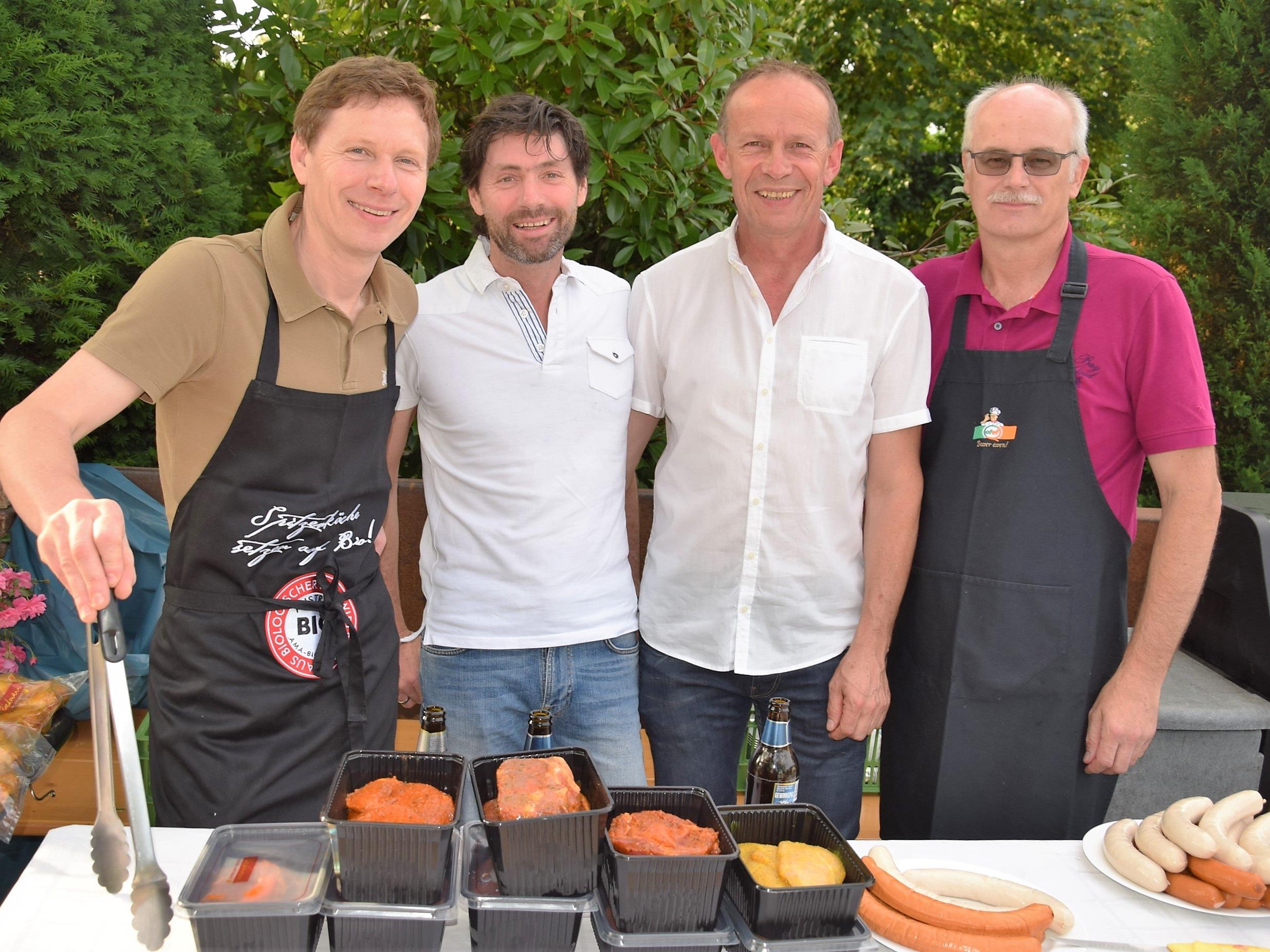 v.l.n.r. Werner und Arno Riedmann (Adeg der Markt), Franz Kopf und Willi Nachbauer verwöhnten die Besucher mit köstlichen Grillspezialitäten