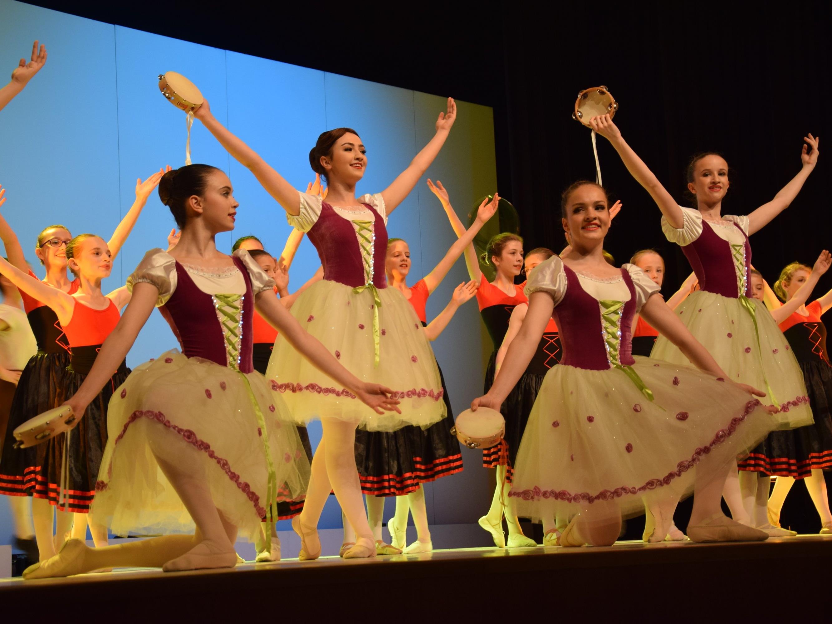 Die Schülerinnen der Bühnentanzschule mit einer Choreografie von Nadja Steiner und dem Titel "Tarantella Napolitana"