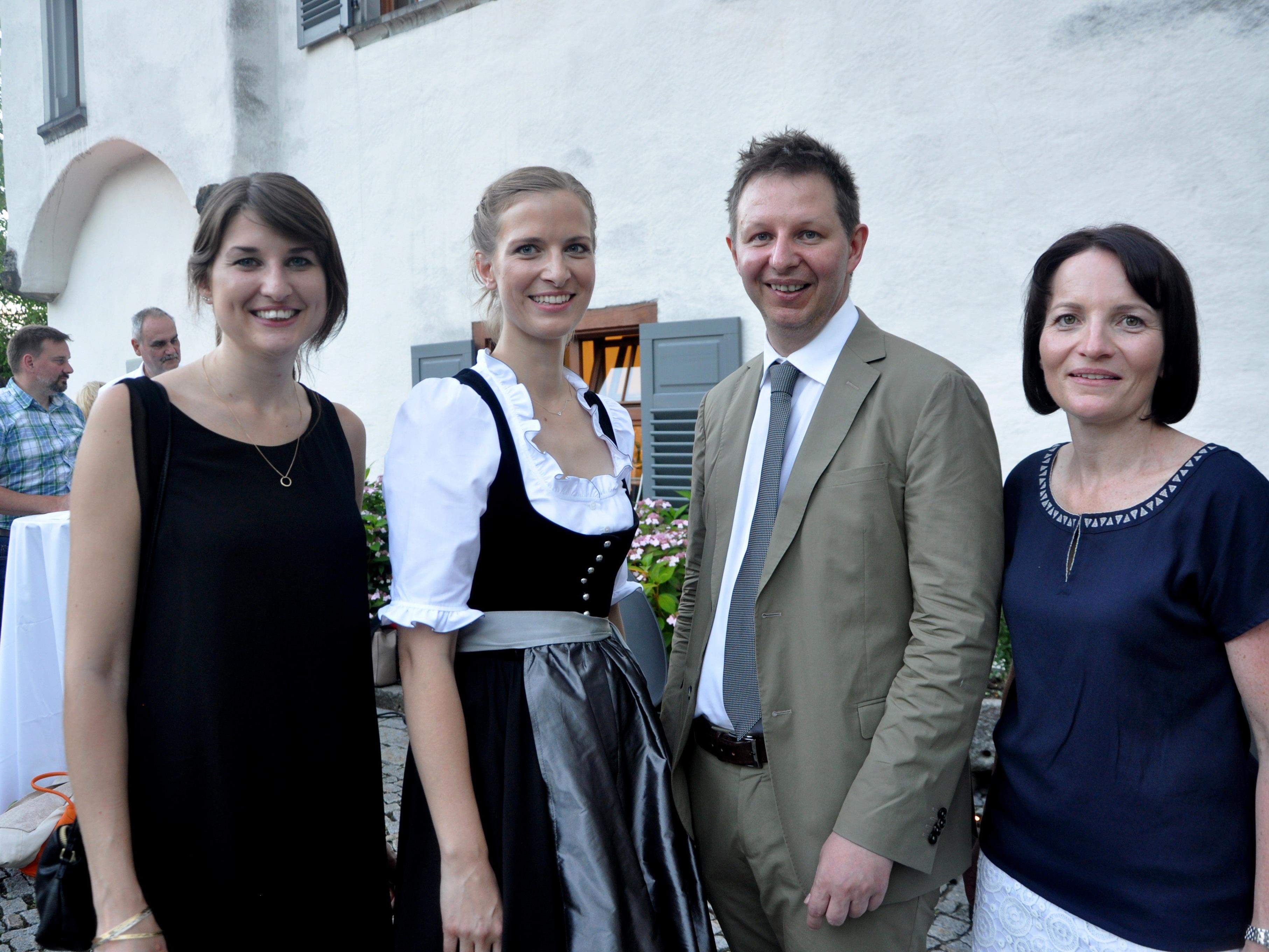 Ein erfolgreiches Team feiert die Kanzleieröffnung. Assistentin Cornelia Lercher, Anwältin Eva Maria Hofmann, Anwalt Josef Lercher und Assistentin Conny Mähr