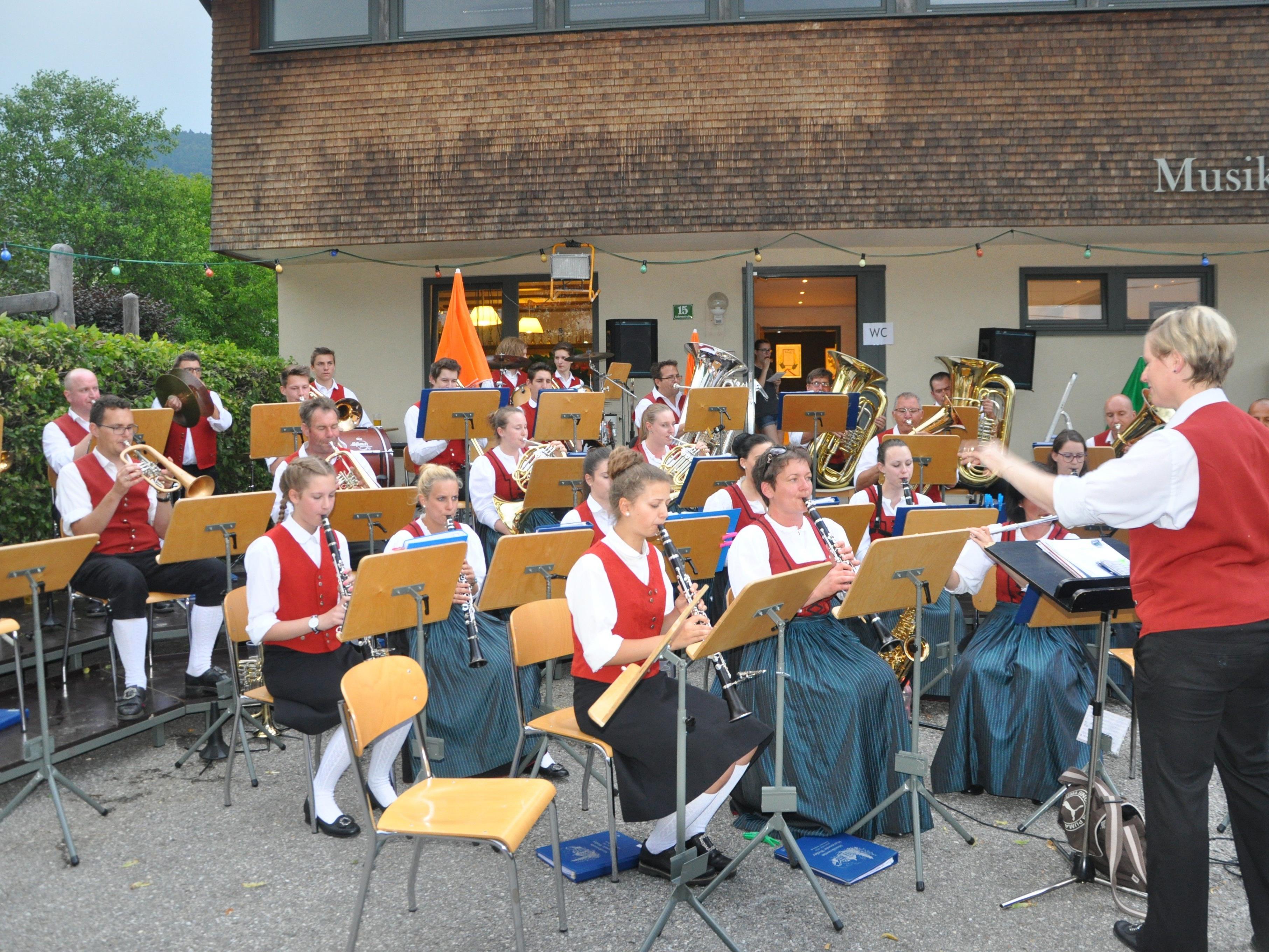 Die Harmoniemusik Weiler erwies sich als wetterfest. Viele Besucher kamen zum Dämmerschoppen.