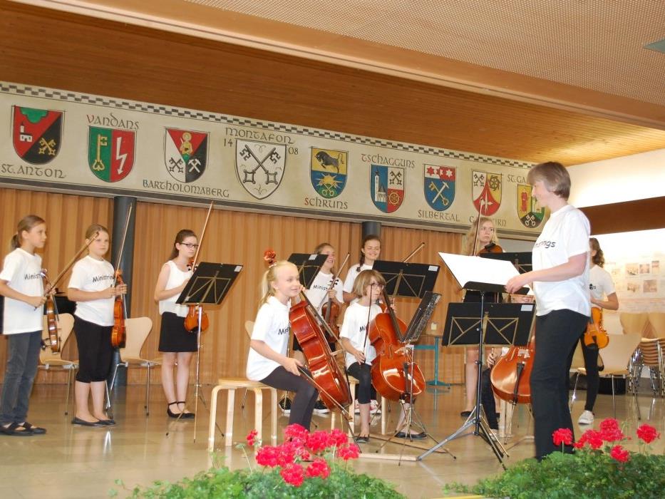 Die Formation Ministrings bildete den Auftakt des Schlusskonzerts der Musikschule Montafon.