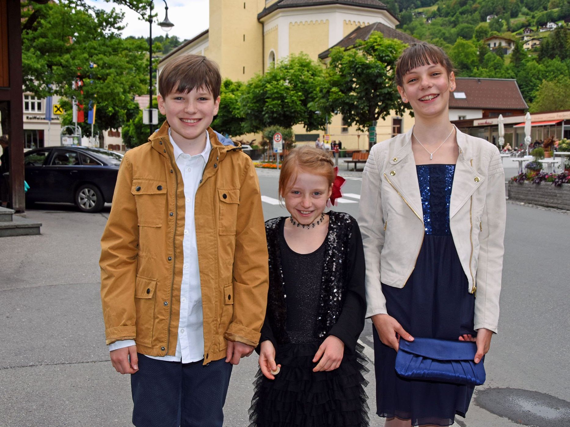 Drei Schrunser Kinder nach dem Firmgottesdienst, zwei von ihnen empfingen das Sakrament der Firmung am heutigen Tag. Drei Schrunser Kinder nach dem Firmgottesdienst, zwei von ihnen empfingen das Sakrament der Firmung am heutigen Tag.