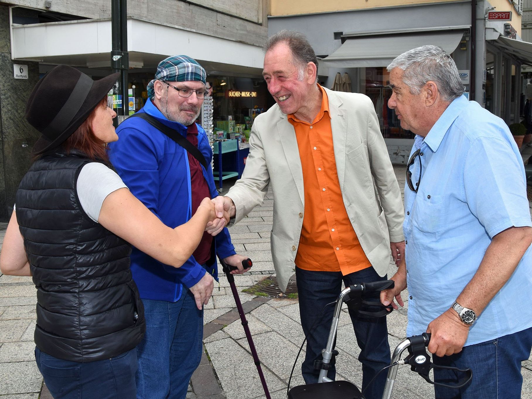Dr. Franz Josef Köb (2. v. r.), hier mit Kurt Gerszi, Gründer des Selbsthilfevereins "Net lugg lo!" (2. v. l.) und Personen aus dessen Umfeld Dr. Franz Josef Köb (2. v. r.), hier mit Kurt Gerszi, Gründer des Selbsthilfevereins "Net lugg lo!" (2. v. l.) und Personen aus dessen Umfeld