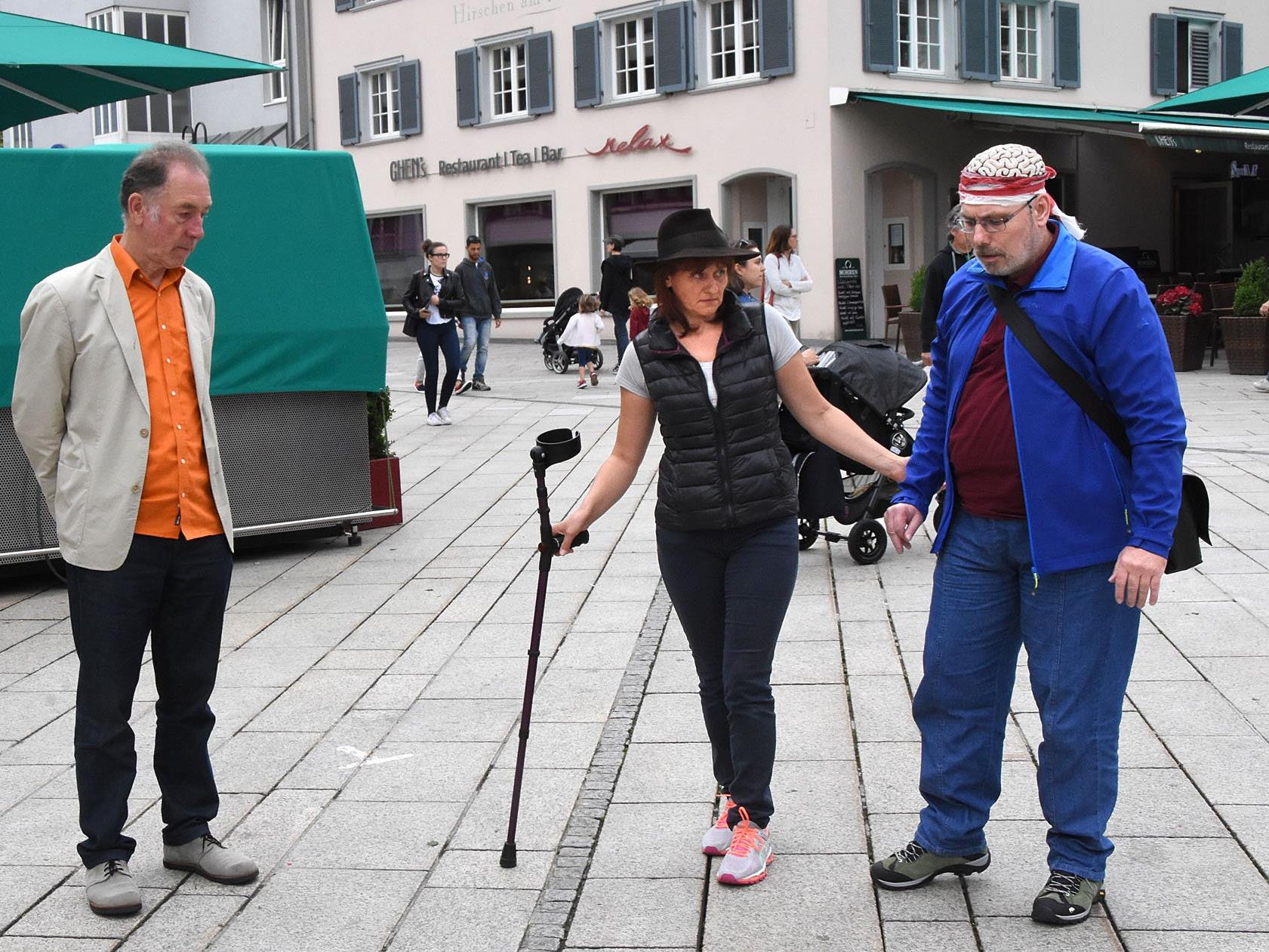 In Begleitung einer Mitarbeiterin des Mobilen Hilfsdienstes des Außermontafons querte Schlaganfall-Patient Kurt Gerszi freihändig den Dornbirner Marktplatz.