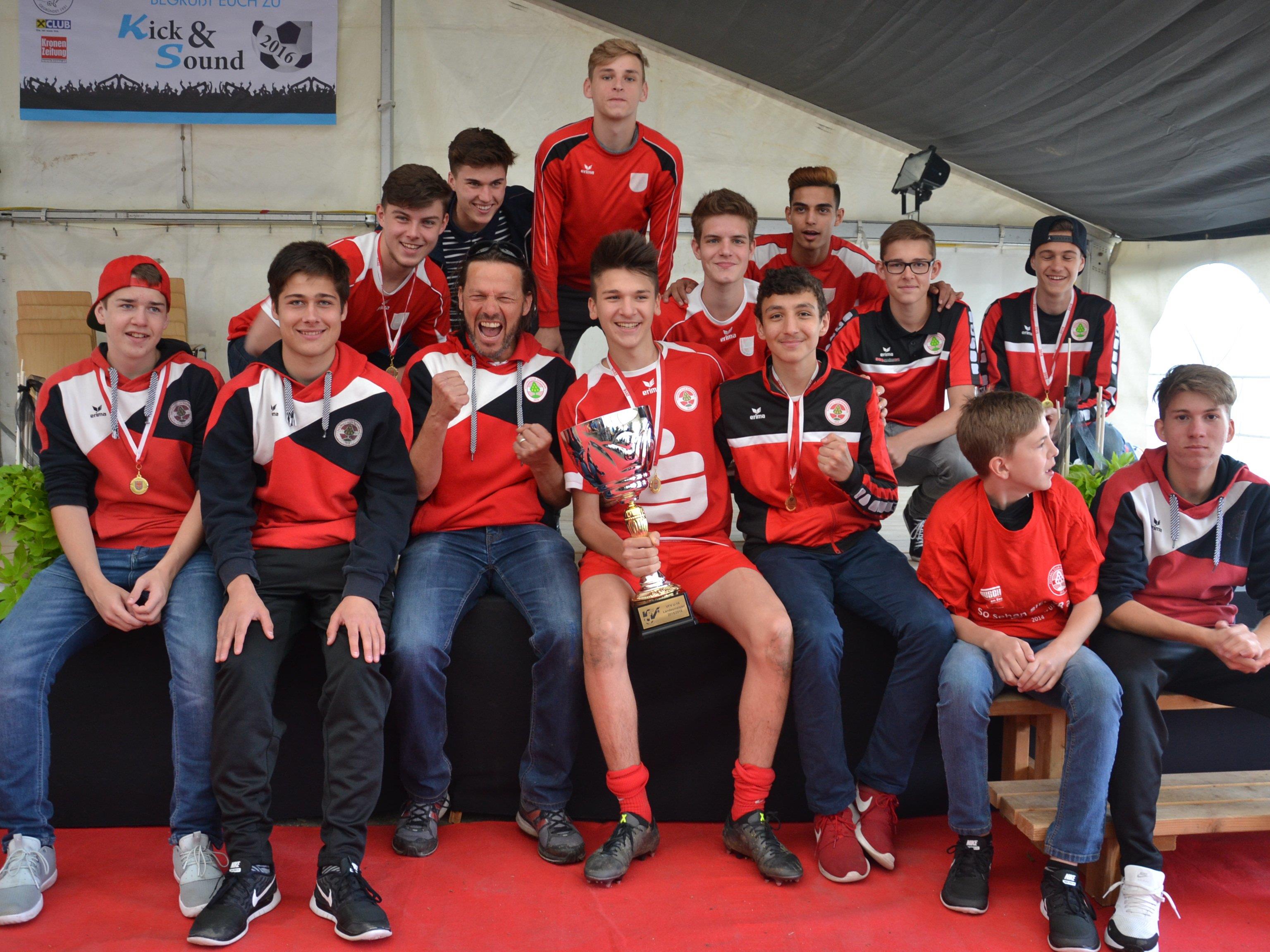 Nach einigen Schreckminuten konnte die U16 des FC Dornbirn am Ende über den verdienten Meistertitel jubeln.