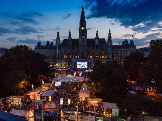 Am Wochenende feierten mehr als 20.000 Fußball-Begeisterte gemeinsam am Wiener Rathausplatz. Am Wochenende feierten mehr als 20.000 Fußball-Begeisterte gemeinsam am Wiener Rathausplatz.