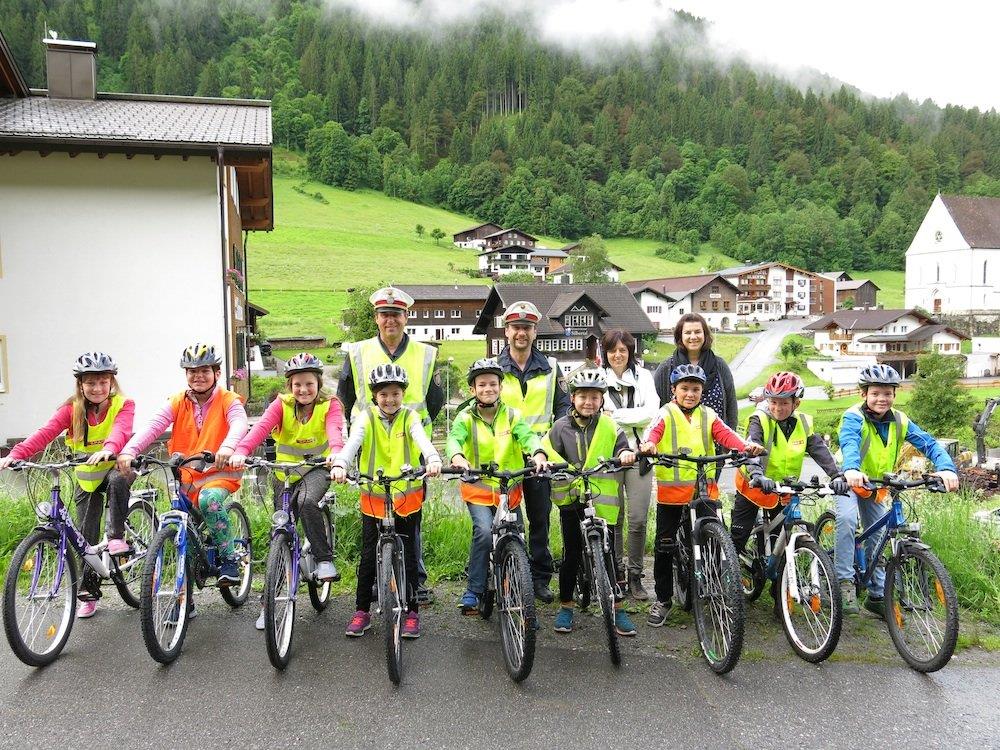 Glückliche Gesichter bei den Viertklässlern der Volksschule Silbertal – die Fahrradprüfung ist bestanden!