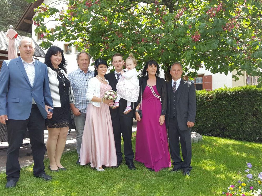 Das glückliche Brautpaar läßt sich gerne mit seinen Lieben fotografieren. Das glückliche Brautpaar läßt sich gerne mit seinen Lieben fotografieren.