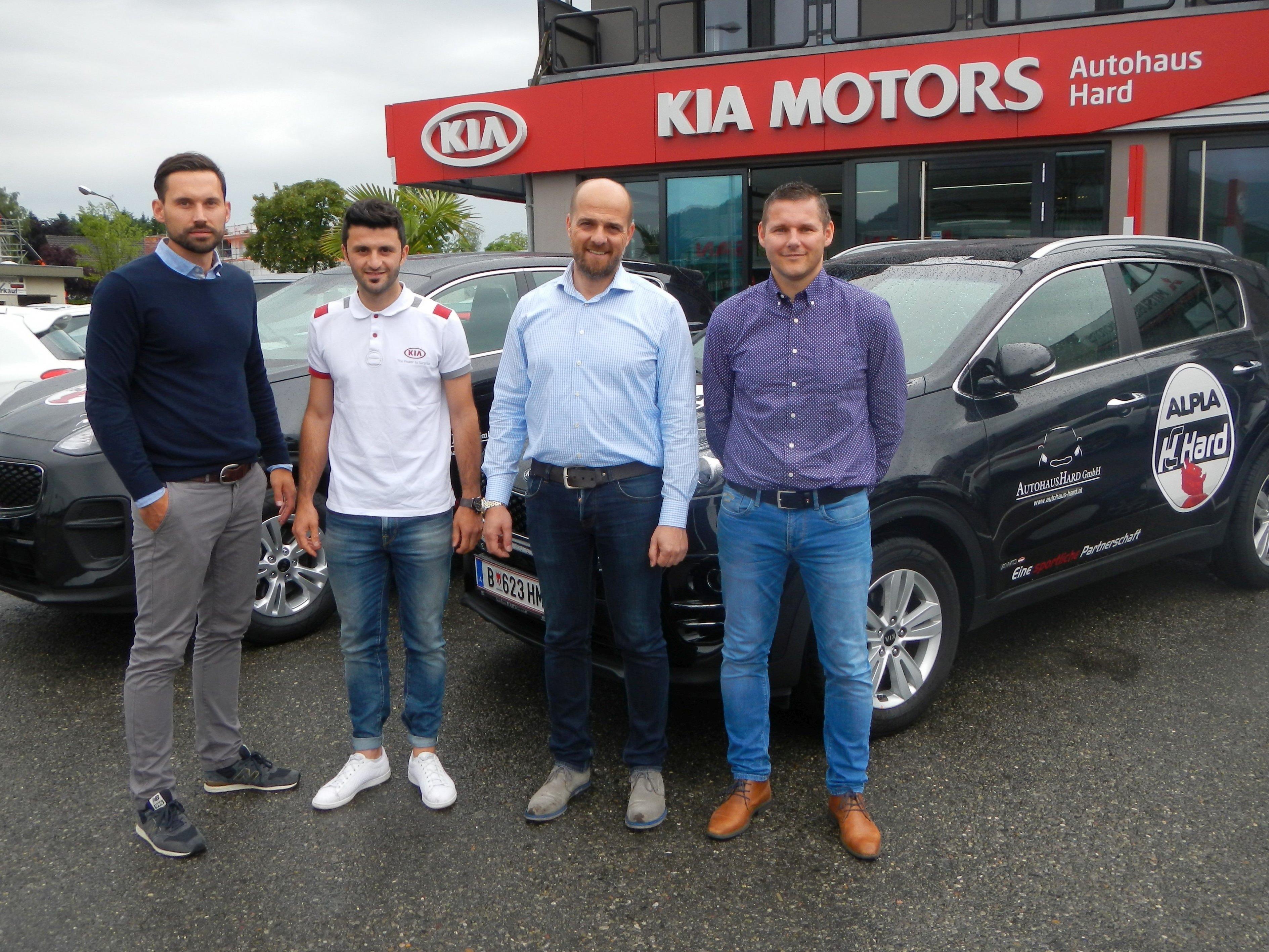 Marketing-Leiter Alexander Kathrein, Sercan Altuntas, Akin Abena (beide Autohaus Hard) und Cheftrainer Petr Hrachovec.