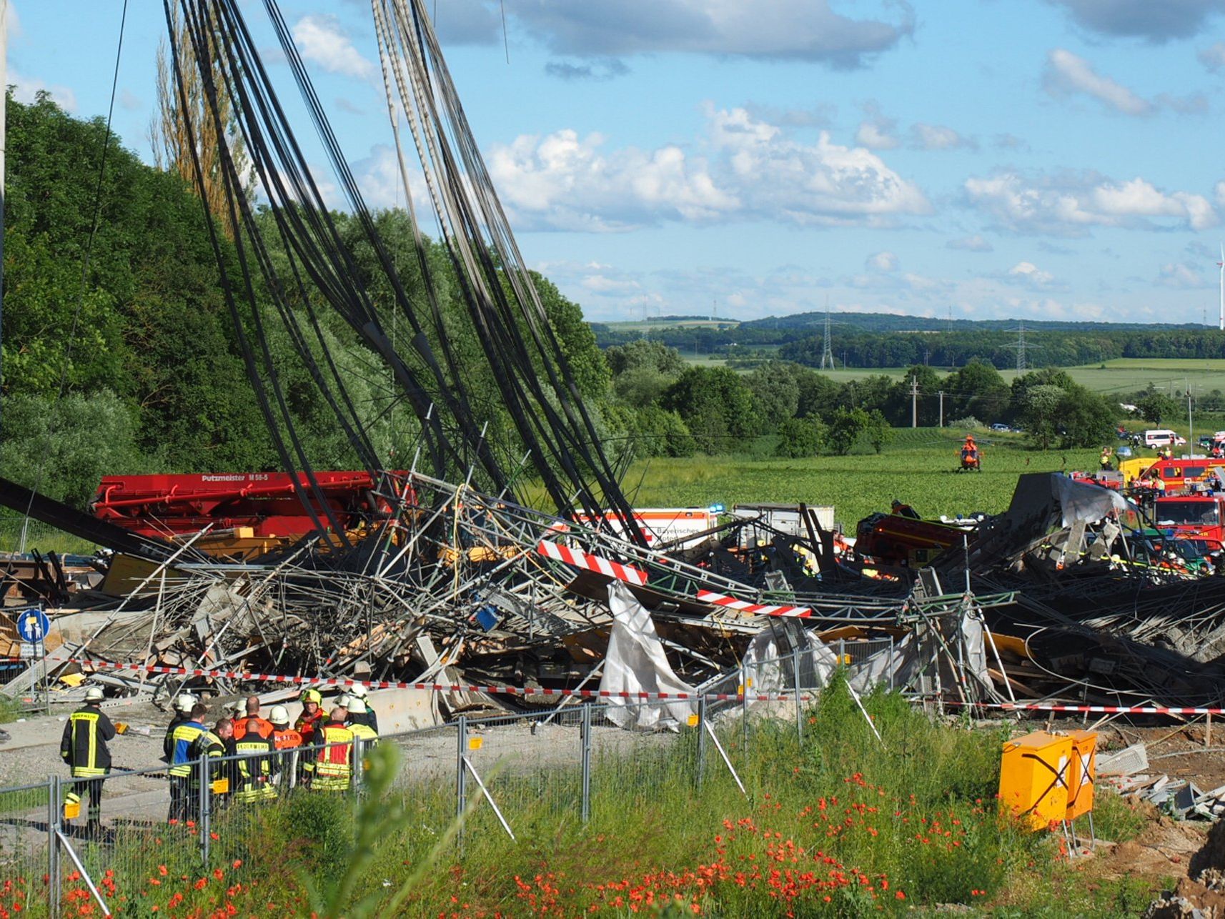 Menschen lagen noch unter Trümmern Menschen lagen noch unter Trümmern