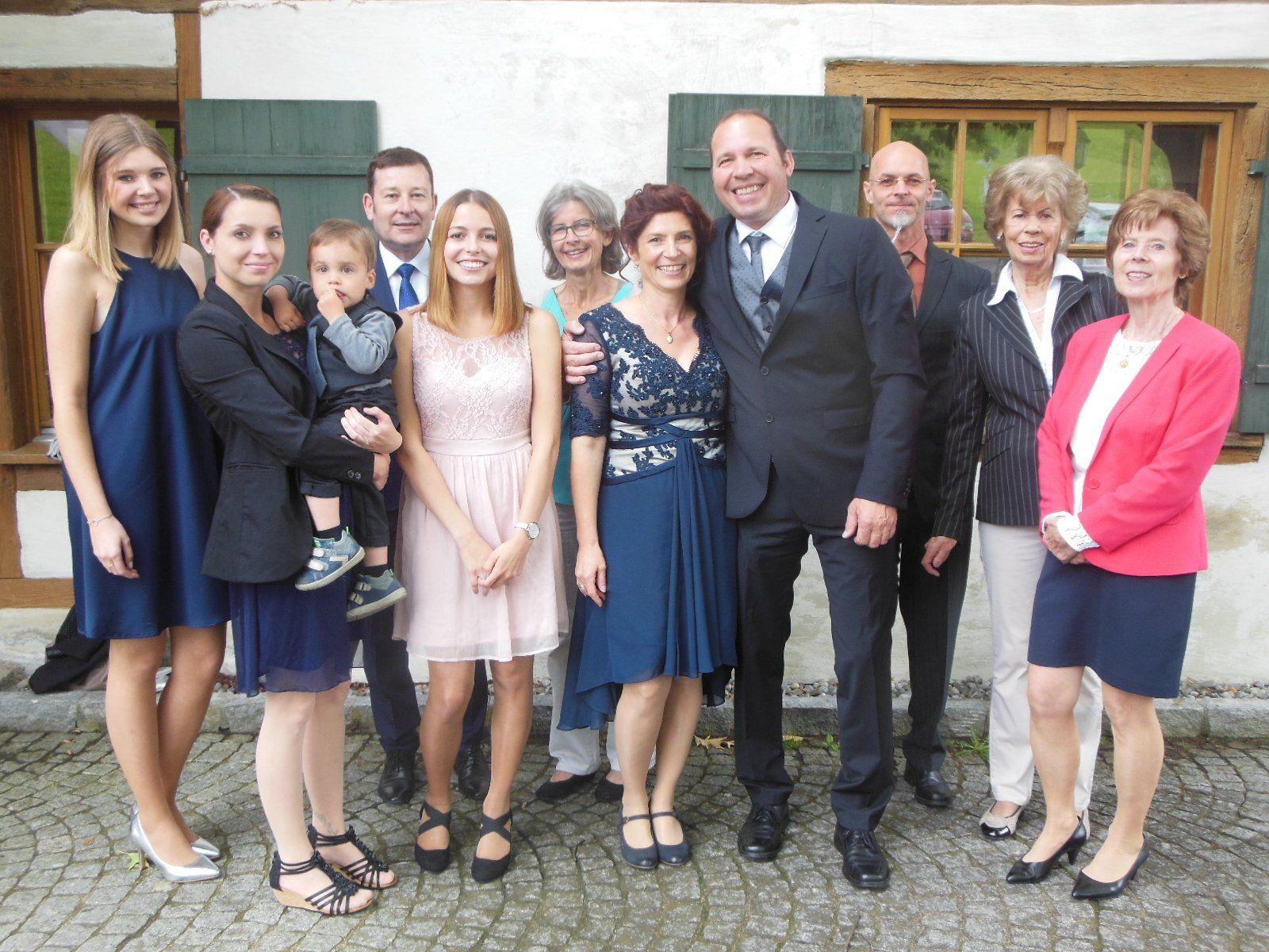 Das glückliche Paar mit den Hochzeitsgästen und dem Standesbeamten Gerhard Rosemann. Das glückliche Paar mit den Hochzeitsgästen und dem Standesbeamten Gerhard Rosemann.