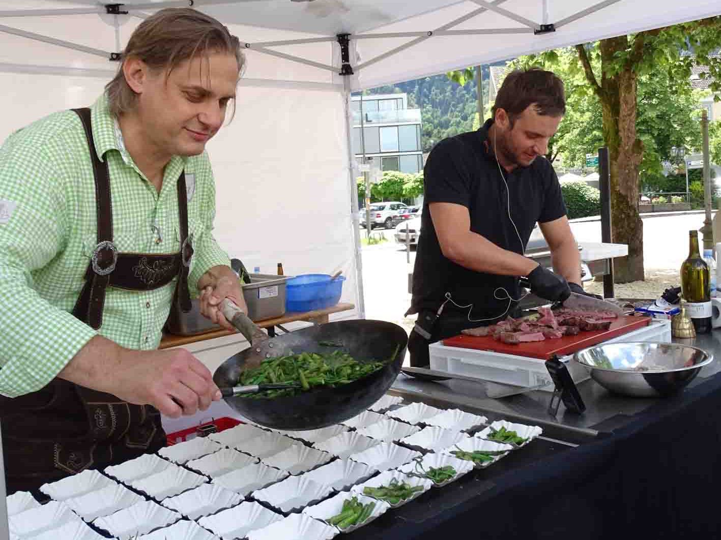 Christian „Suti“ Sutter und Benny Gstöhl zeigten stündlich neue Grill-Variationen. Christian „Suti“ Sutter und Benny Gstöhl zeigten stündlich neue Grill-Variationen.