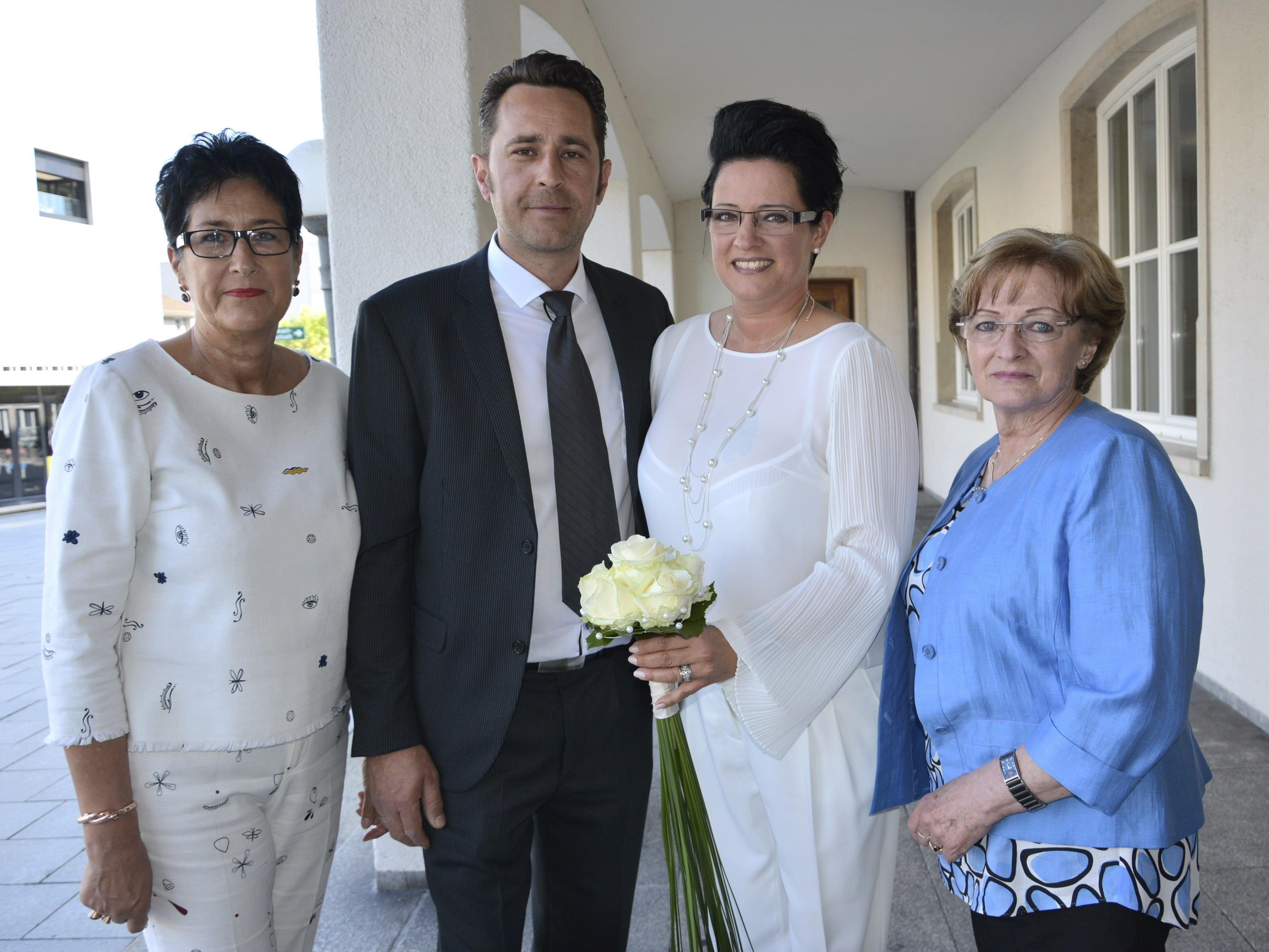 Das Brautpaar mit den Trauzeuginnen bei der standesamtlichen Trauung in Dornbirn.