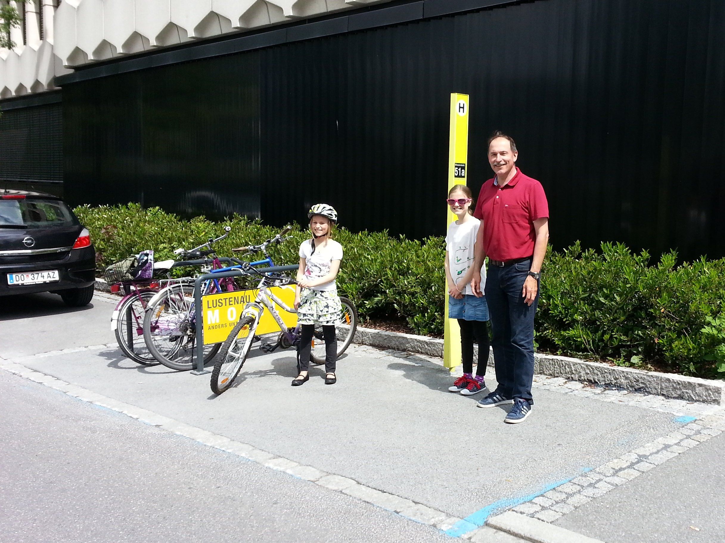 Gemeinderat Dietmar Haller besichtigt mit Lena und Luisa die neue Haltestelle samt Fahrradabstellanlage. Gemeinderat Dietmar Haller besichtigt mit Lena und Luisa die neue Haltestelle samt Fahrradabstellanlage.