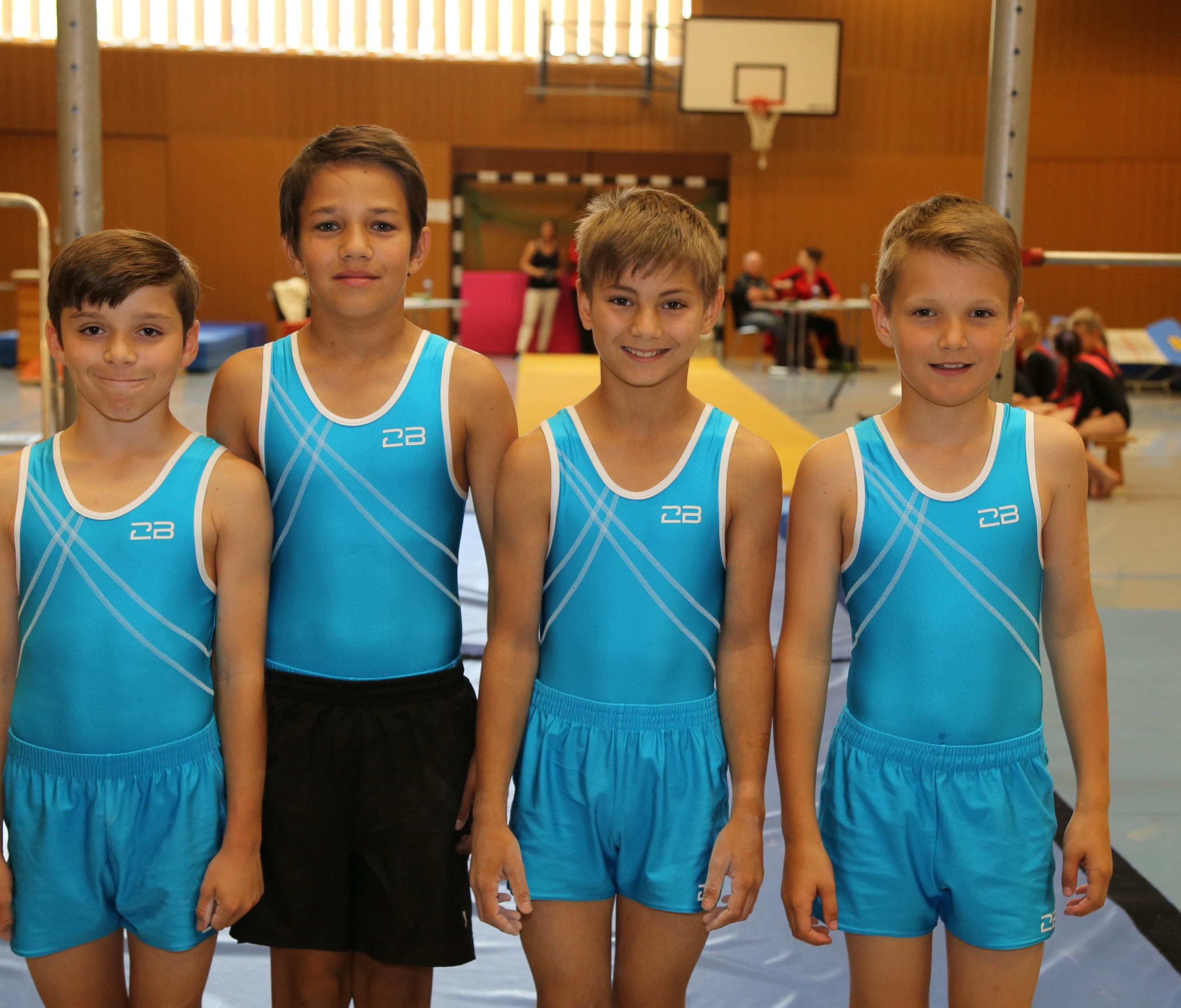 In metallic-blauer Uniform und mit vollem Ehrgeiz stellten sich Tiemo, Jake, Raphael und Christoph den Wettkämpfen. In metallic-blauer Uniform und mit vollem Ehrgeiz stellten sich Tiemo, Jake, Raphael und Christoph den Wettkämpfen.