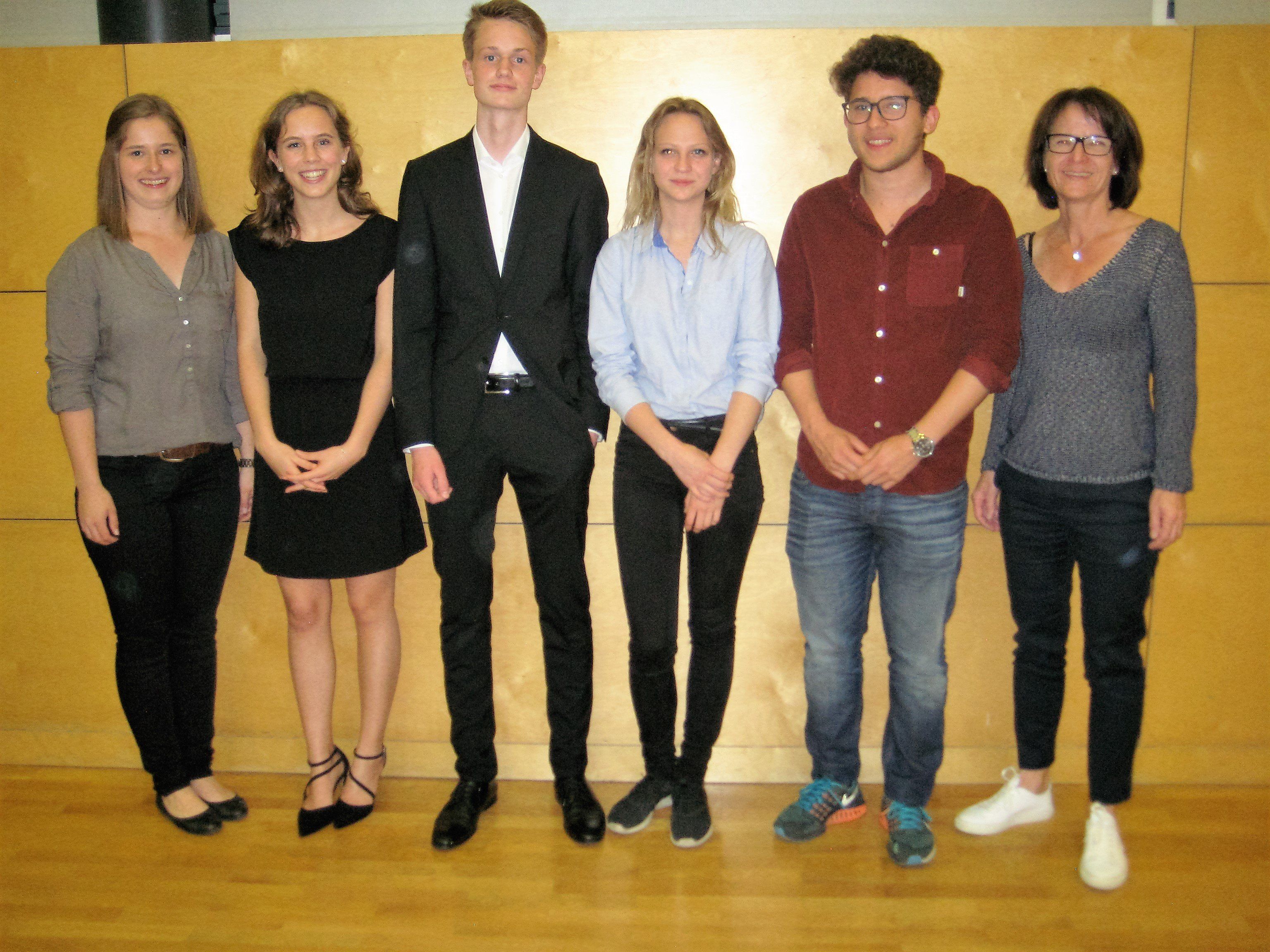 Lina Bilgeri, Hanna Sutterlüty, Lukas Schedler, Anna Knapp und Wenzel Reiner mit Koordinatorin Susanne Greber-Germann. Lina Bilgeri, Hanna Sutterlüty, Lukas Schedler, Anna Knapp und Wenzel Reiner mit Koordinatorin Susanne Greber-Germann.