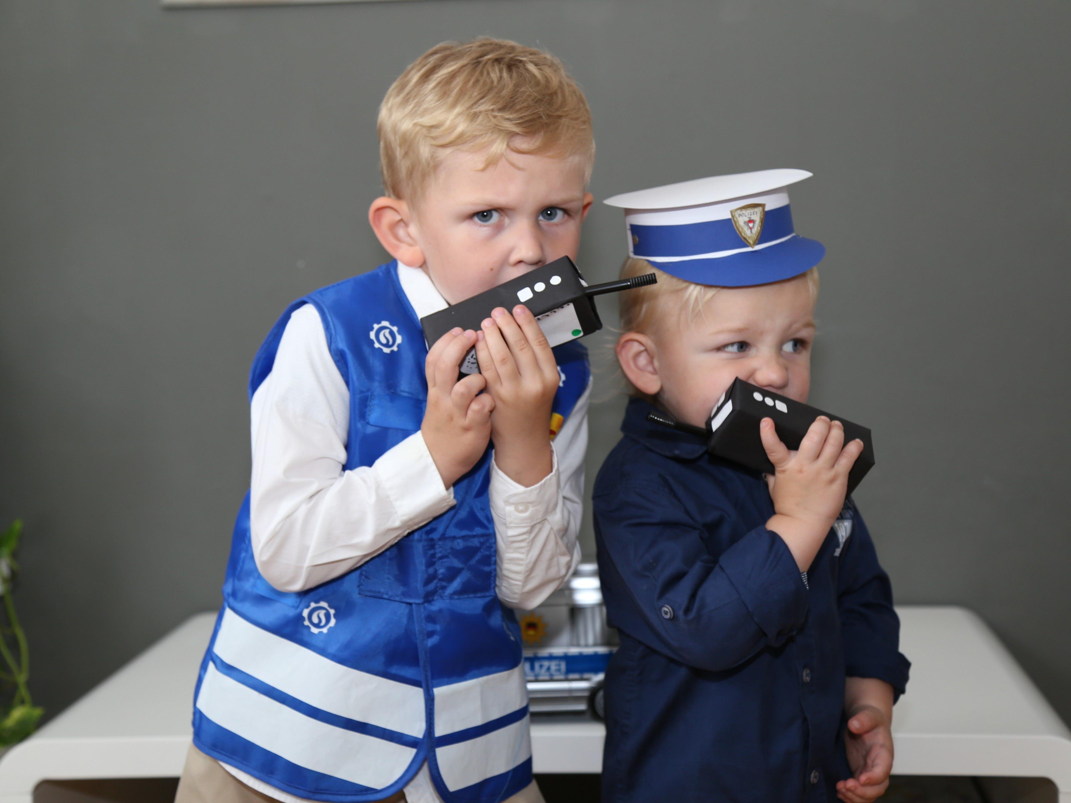 Kinderreporter Jason Durell mit seinem Bruder Liam Lennox in Polizei-Uniform.