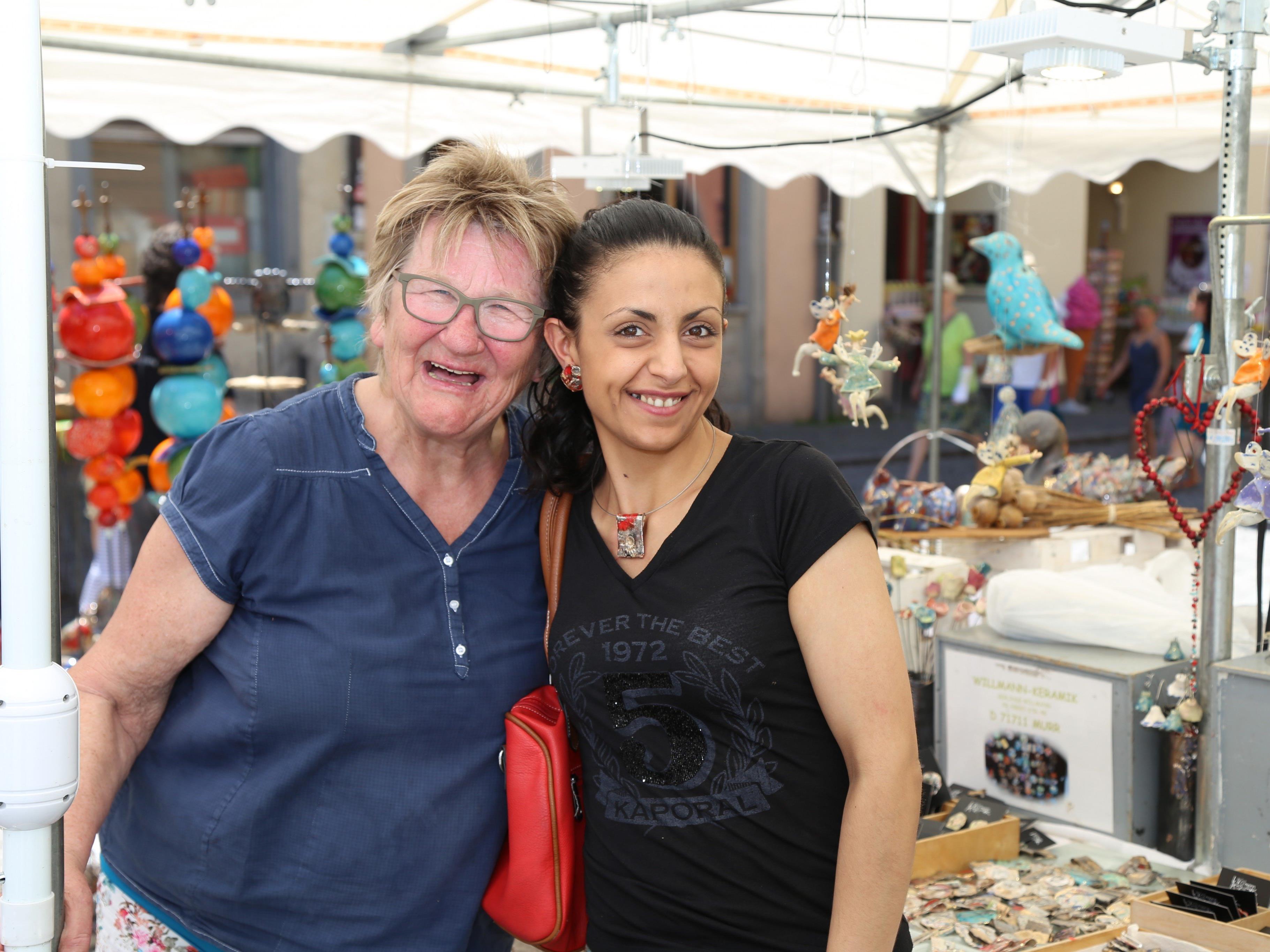 Gerlinde und Francesca amüsierten sich beim Töpfermarkt in Feldkirch.