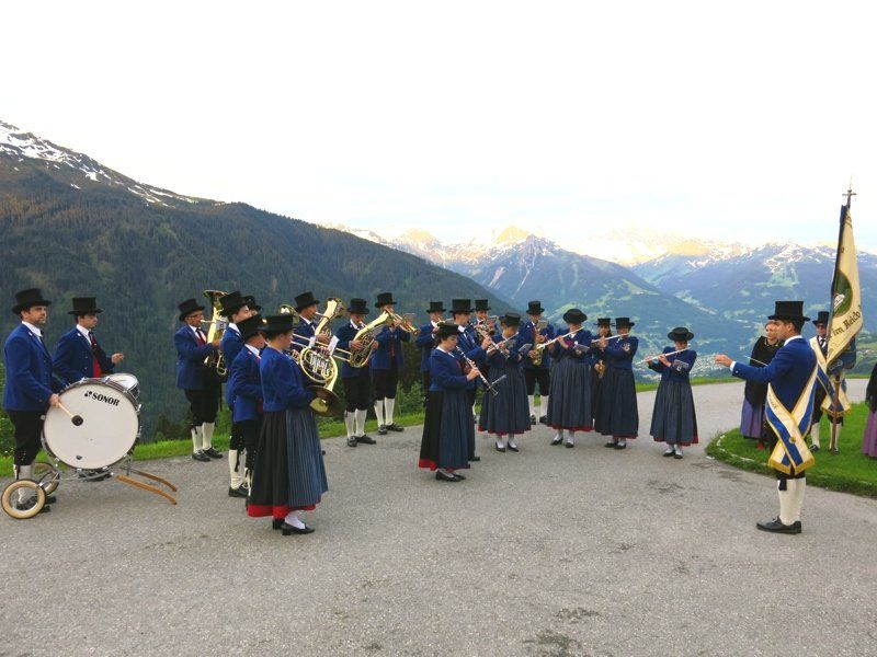 Musikalischer Weckruf um 6.00 Uhr vor dem Panoramagasthof Kristberg