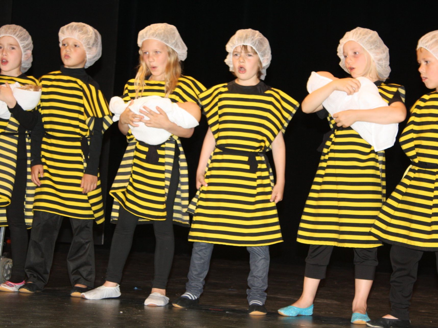 Die Ammen-Bienen betreuten eifrig ihren Nachwuchs. Die Ammen-Bienen betreuten eifrig ihren Nachwuchs.