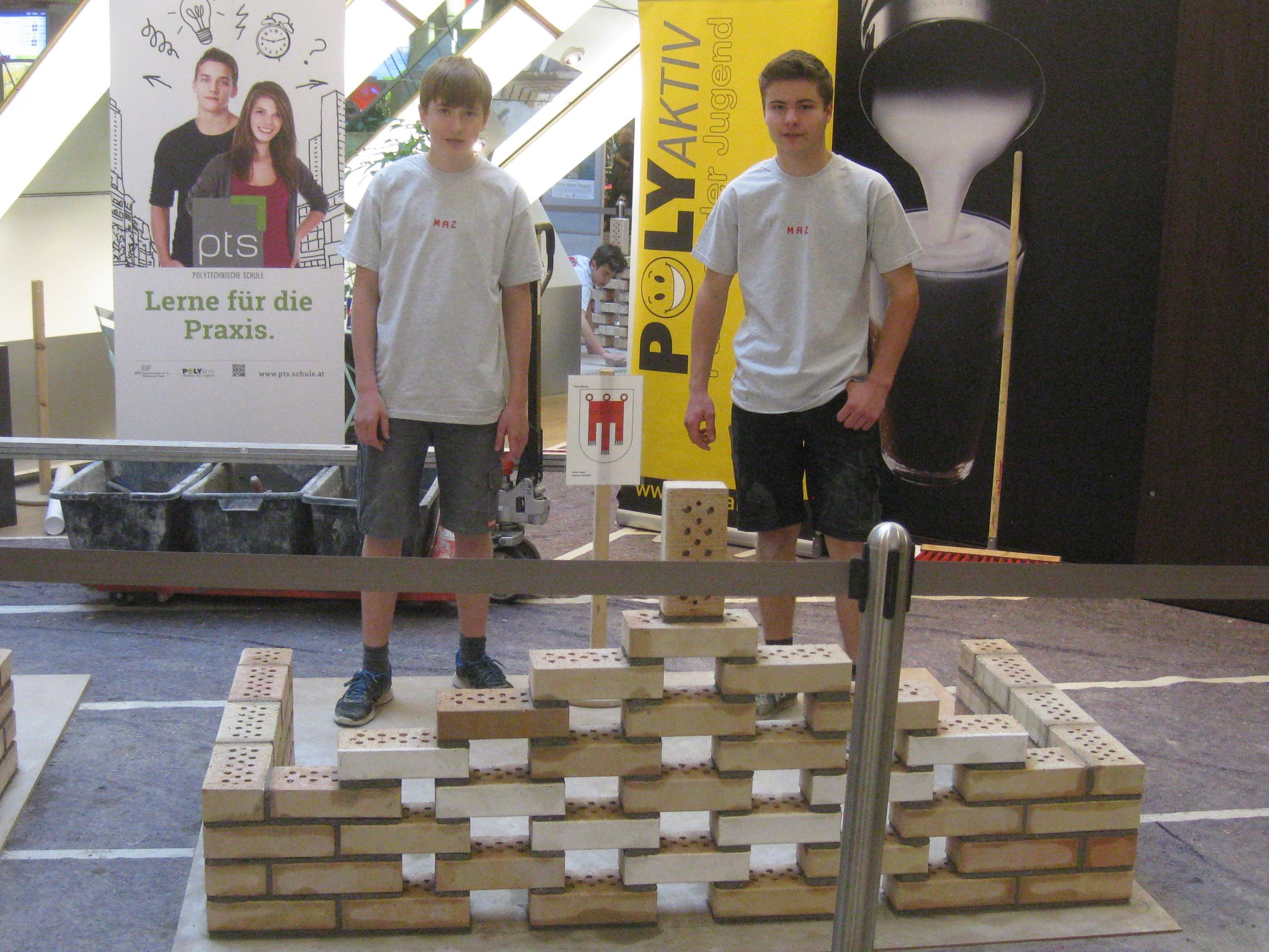 Manuel Feuerstein und Peter Geser mit ihrem Siegerprojekt Manuel Feuerstein und Peter Geser mit ihrem Siegerprojekt