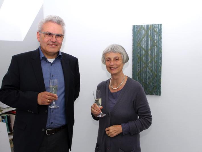 Zwei der vielen Gäste bei der Vernissage: Christian Ehinger (Gatte von Künstlerin Edda Jachens) und Dr. Jutta Gnaiger-Rathmanner.