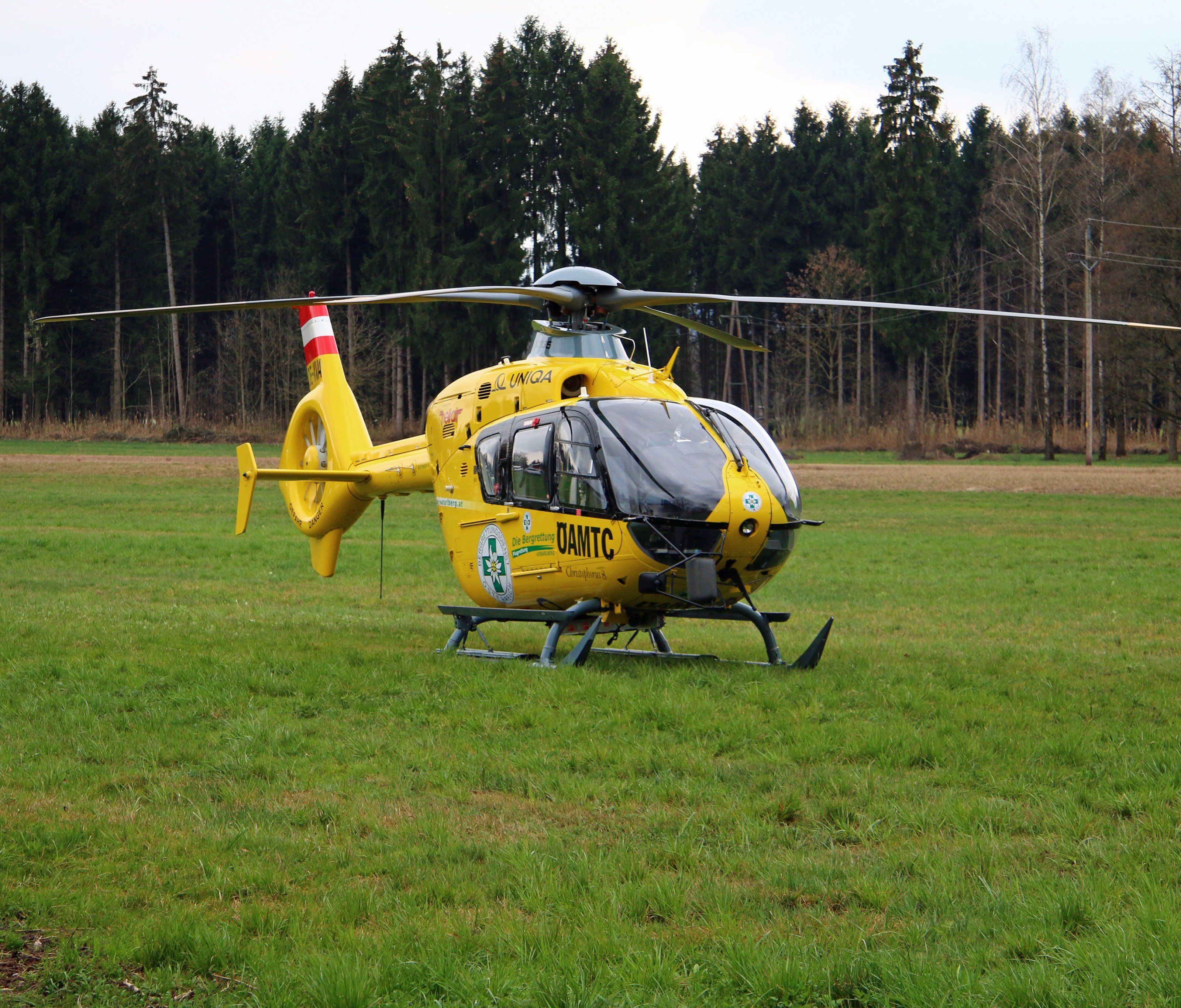 Eine verletzte Person musste mit dem Hubschrauber ins Krankenhaus gebracht werden. Eine verletzte Person musste mit dem Hubschrauber ins Krankenhaus gebracht werden.