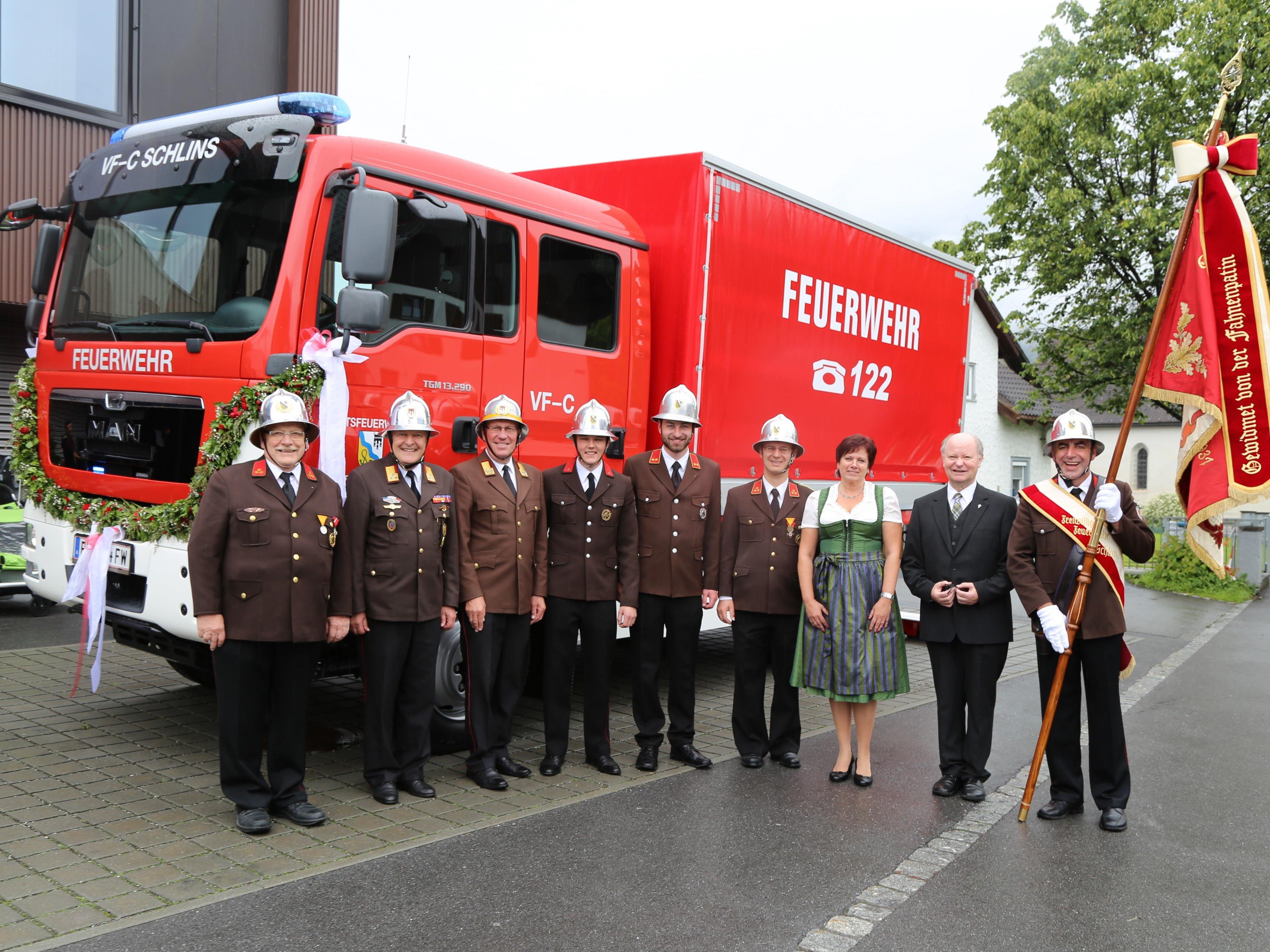Das neue Einsatzfahrzeug der Feuerwehr Schlins wurde feierlich übergeben.