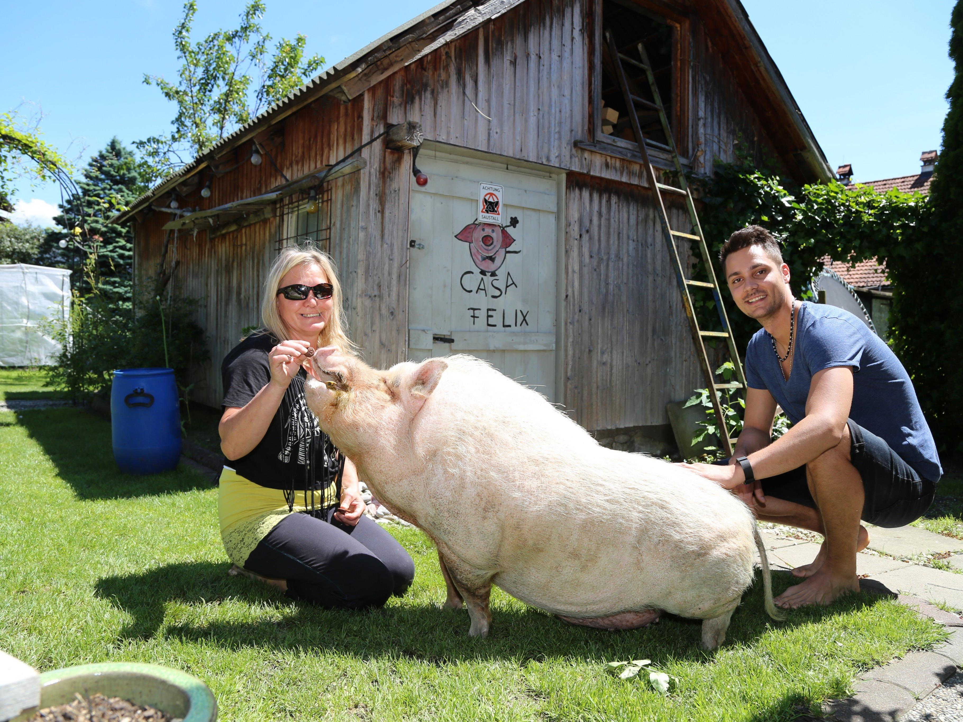 Susanne Grabherr mit Schweinchen „Felix“ und Sohn Patrick vor der „Casa Felix“.