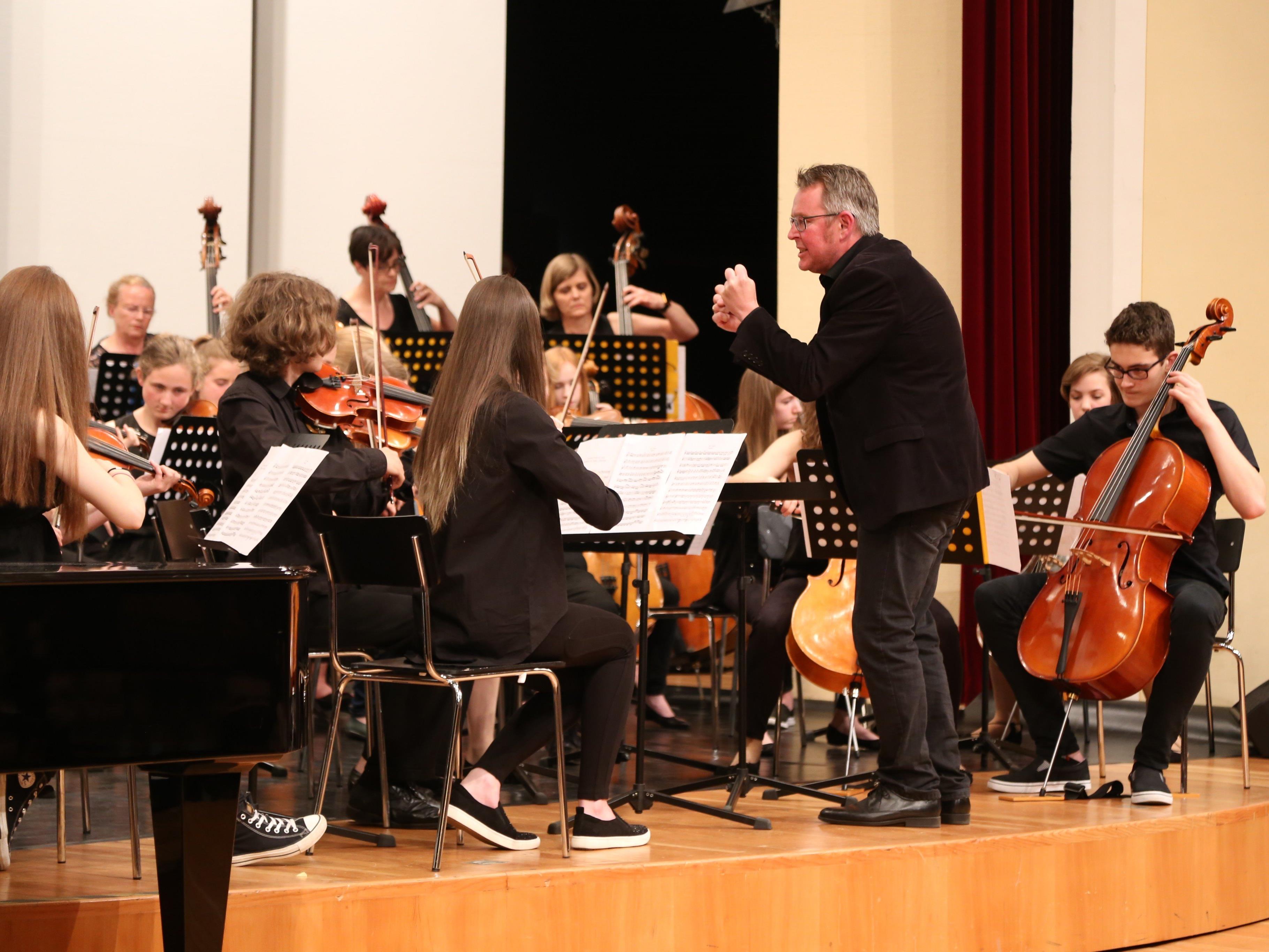 Im zweiten Teil dirigierte Direktor Nikolaus Netzer im Konzertsaal des Landeskonservatoriums.