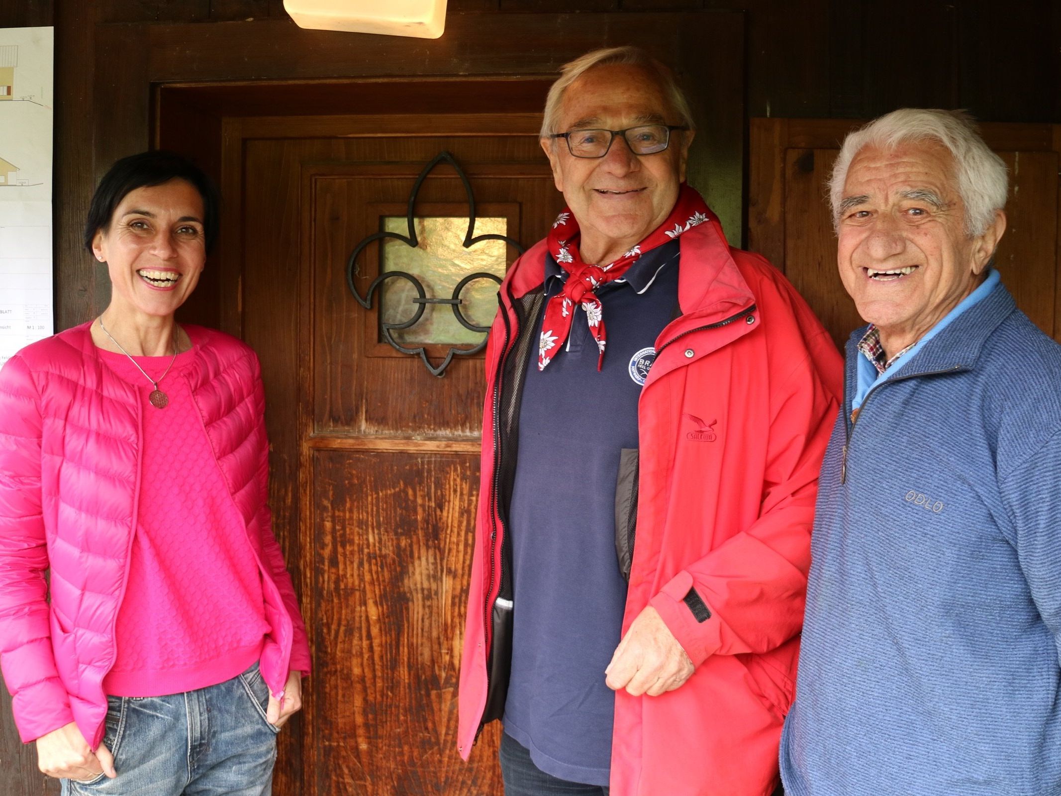 Die Obfrau der Feldkircher Pfadis Sigrid Sonderegger ehrte Hüttenwart  Luis Lins für 25-Jahre Hüttenwart, rechts Edi Oehry von der Rovergemeinschaft Ratti. Die Obfrau der Feldkircher Pfadis Sigrid Sonderegger ehrte Hüttenwart  Luis Lins für 25-Jahre Hüttenwart, rechts Edi Oehry von der Rovergemeinschaft Ratti.