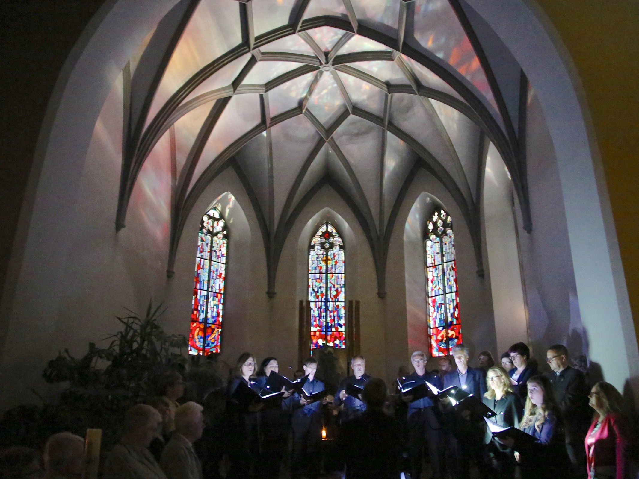Eine mystische Wirkung der Glasfenster verstärkt durch Musik erlebten die nächtlichen Besucher in der Pfarrkirche St. Luzius in Göfis. Eine mystische Wirkung der Glasfenster verstärkt durch Musik erlebten die nächtlichen Besucher in der Pfarrkirche St. Luzius in Göfis.