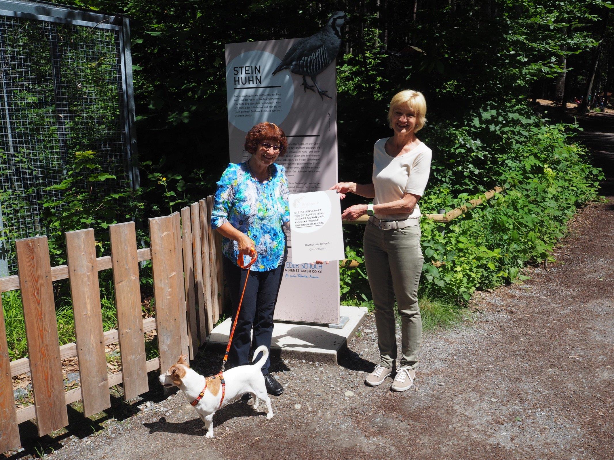 Wildparkfreundin Kathi Jungen aus der Schweiz mit ihrem Hund Nemo und Ingrid Schieder, der Patenschaftsverantwortlichen vom WP Vorstand.