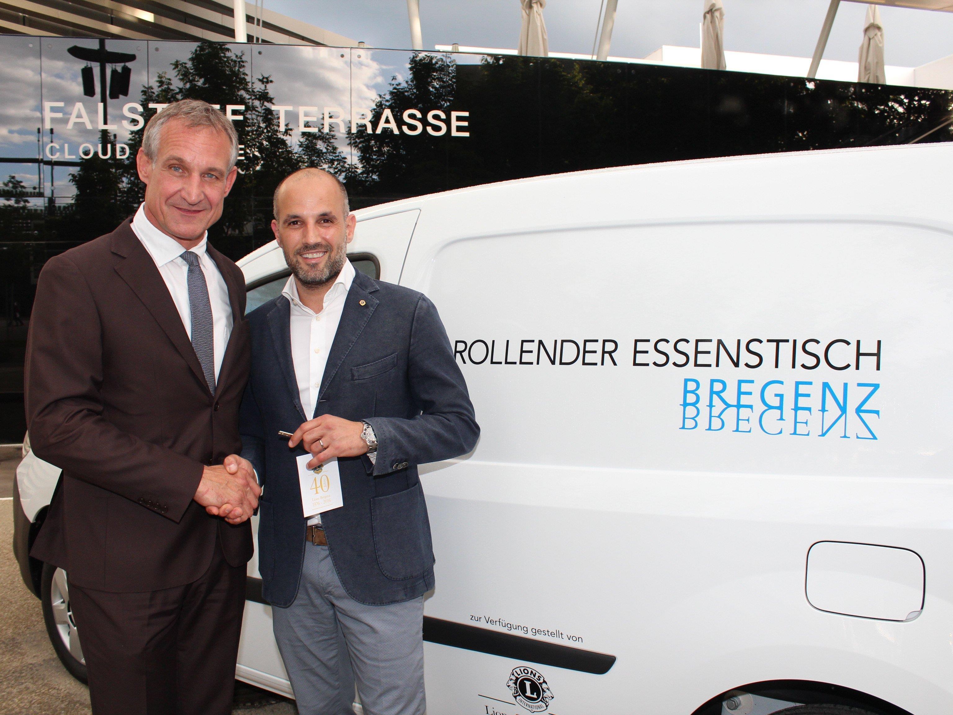 Mathias Braun (Präsident Lions Bregenz) übergibt Bgm. Markus Linhart das neue Fahrzeug.