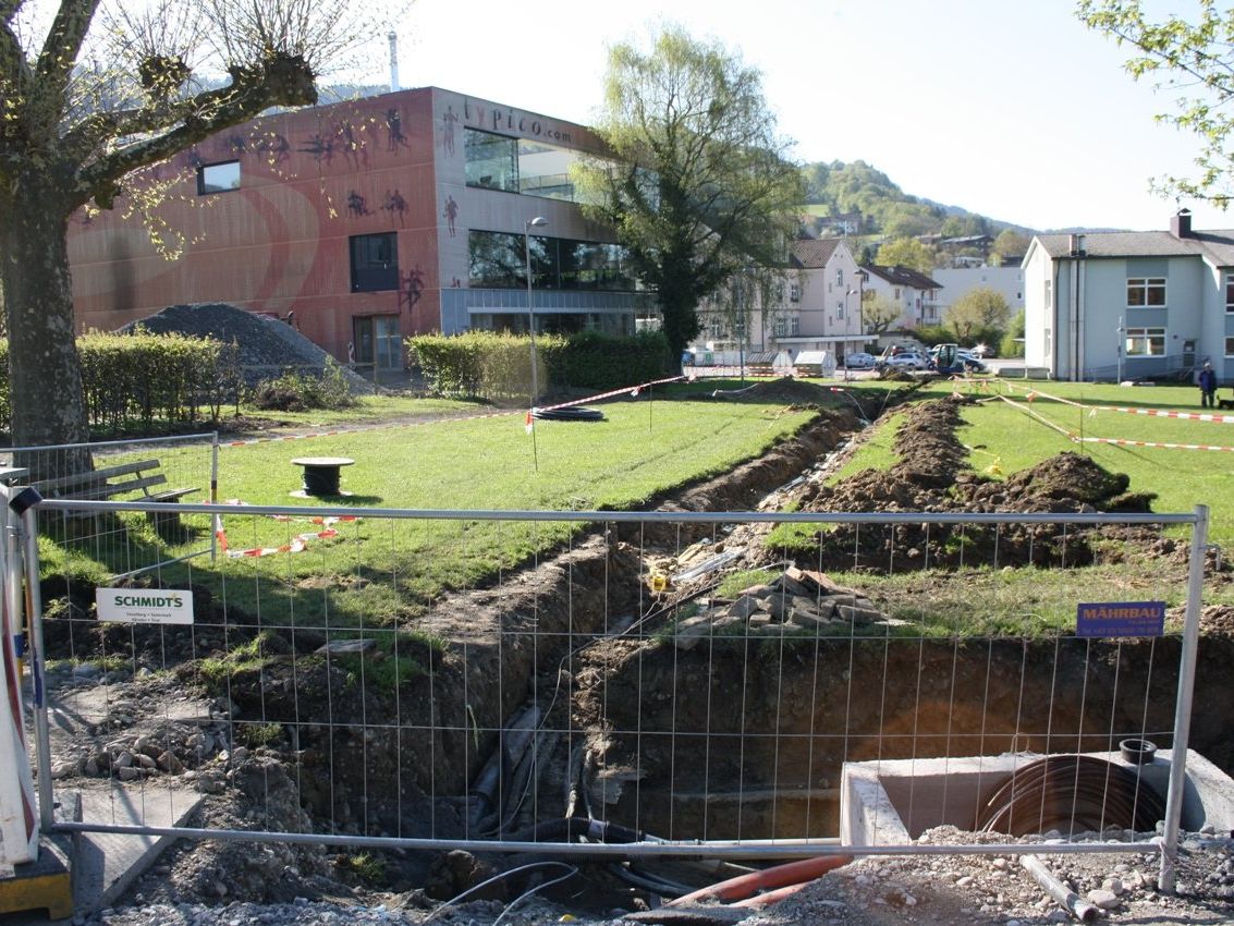 Sicherer Schulweg: Der Weg hinter dem Gemeindeamt wurde verlegt, nach diversen Leitungsverlegungen neu instand gesetzt und zudem mit einer neuen LED-Beleuchtung ausgestattet. Sicherer Schulweg: Der Weg hinter dem Gemeindeamt wurde verlegt, nach diversen Leitungsverlegungen neu instand gesetzt und zudem mit einer neuen LED-Beleuchtung ausgestattet.