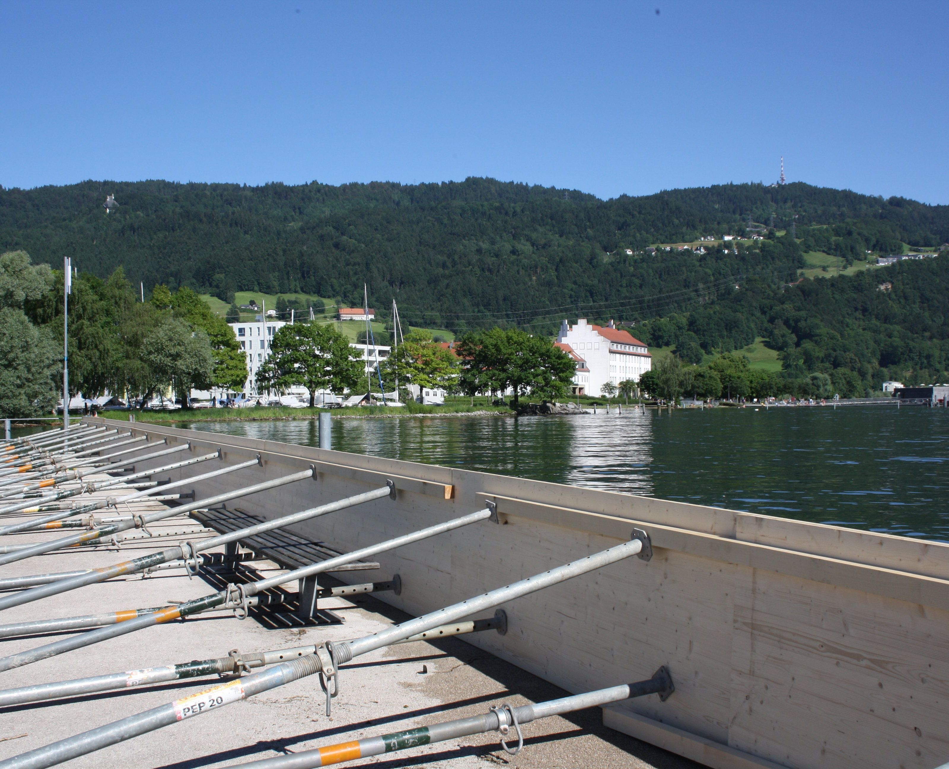 Am Lochauer Westhafen wurden entlang der Hafeneinfahrt und auf der Mole auf einer Länge von insgesamt 140 Metern Hochwasserschutzbauten errichtet. Am Lochauer Westhafen wurden entlang der Hafeneinfahrt und auf der Mole auf einer Länge von insgesamt 140 Metern Hochwasserschutzbauten errichtet.