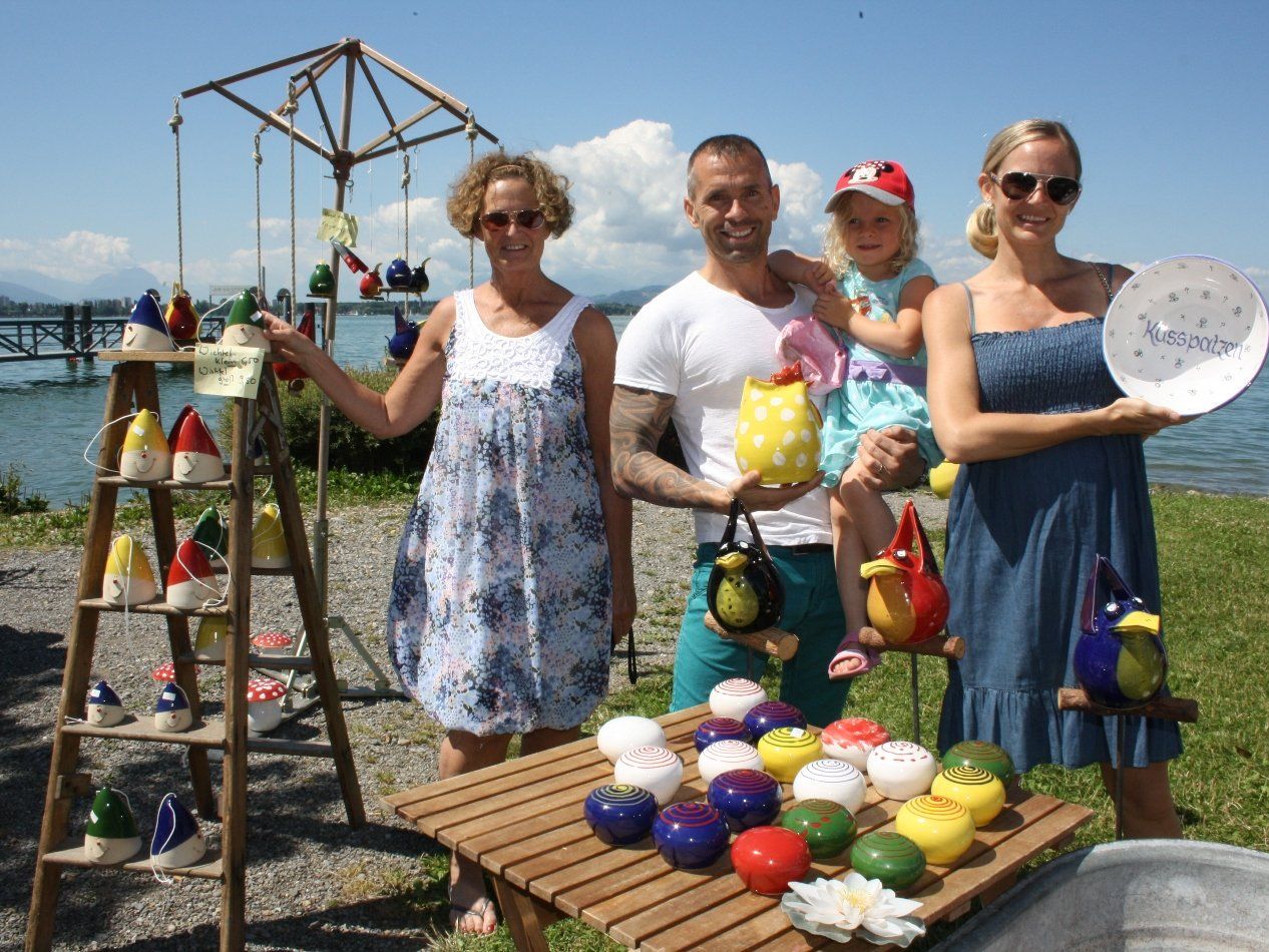 Repräsentatives Kunsthandwerk beim 5. Kunstmarkt auf der herrlichen Uferpromenade in Lochau am Bodensee.