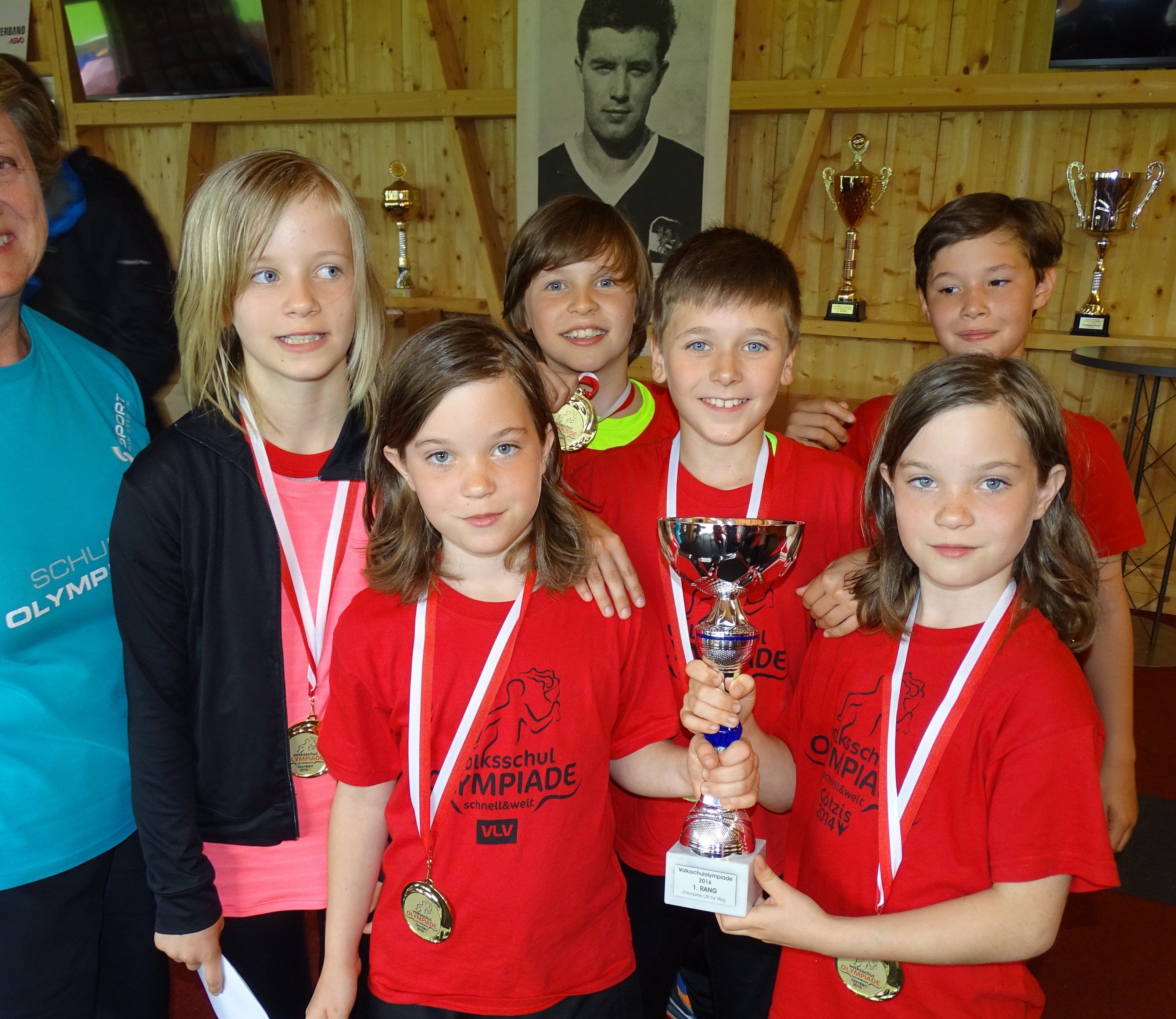 Das Team „Die Feuerpfeile“ der Volksschule Lochau: Melina Leißing, Lina Schwarzenbacher, Noah Endfellner, Alexander Maringgele, Flora Schwarzenbacher und David Eberle – im Bild mit Christl Gerhalter (Organisation), von links nach rechts. Das Team „Die Feuerpfeile“ der Volksschule Lochau: Melina Leißing, Lina Schwarzenbacher, Noah Endfellner, Alexander Maringgele, Flora Schwarzenbacher und David Eberle – im Bild mit Christl Gerhalter (Organisation), von links nach rechts.