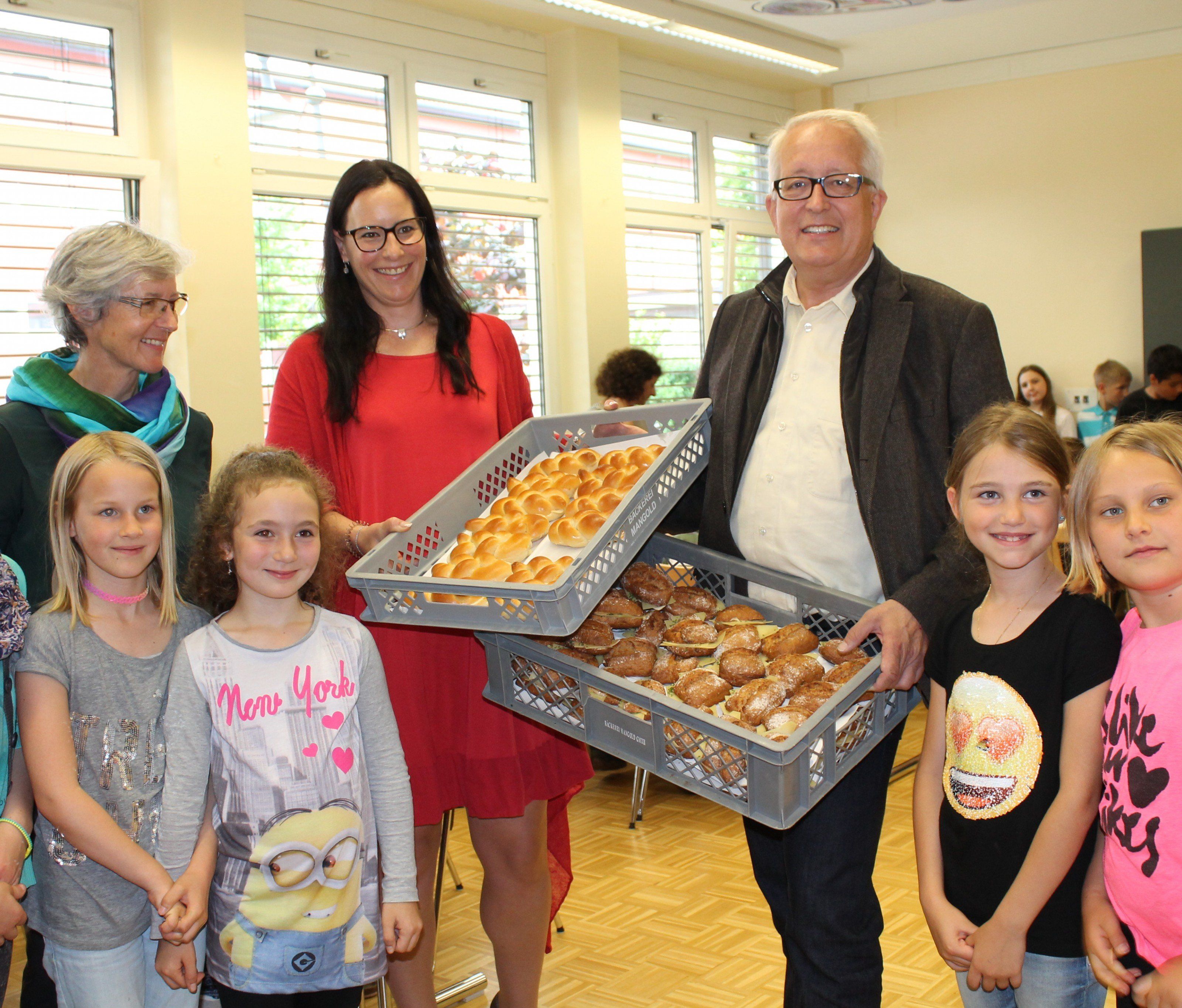 Dir. Andrea Rüdisser-Sagmeister, die Obfrau des Schul- und Kindergartenausschusses Petra Böck von der Gemeinde und Bgm. Michael Simma überraschten die „Schoolwalker“ mit einer gesunden Jause. Dir. Andrea Rüdisser-Sagmeister, die Obfrau des Schul- und Kindergartenausschusses Petra Böck von der Gemeinde und Bgm. Michael Simma überraschten die „Schoolwalker“ mit einer gesunden Jause.