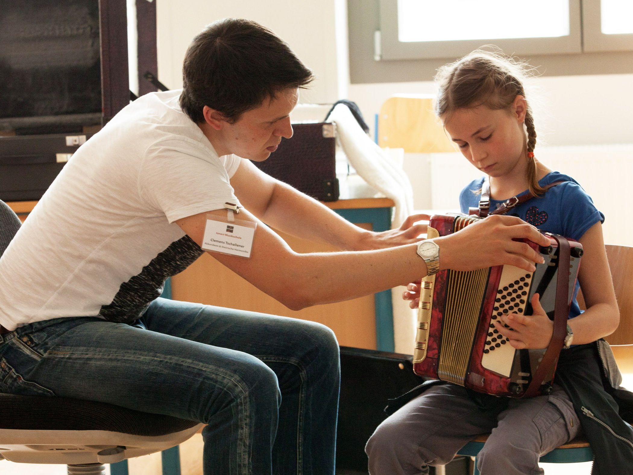Musikinteressierte jeden Alters konnten die Instrumente der tonart Musikschule selbst ausprobieren. Musikinteressierte jeden Alters konnten die Instrumente der tonart Musikschule selbst ausprobieren.