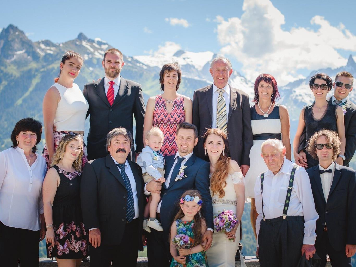 Das Brautpaar mit seinen Kindern, Trauzeugen, Verwandten und Freunden.