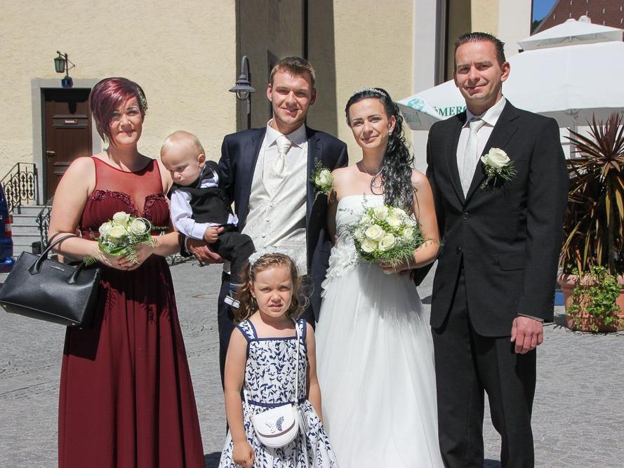 Das Brautpaar mit Jonas und den Trauzeugen und mit dem Blumenkind Sarah.
