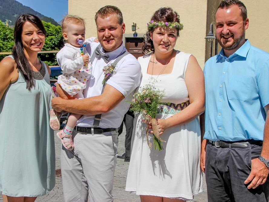 Das Brautpaar mit Luisa Marie und den Trauzeugen. Das Brautpaar mit Luisa Marie und den Trauzeugen.