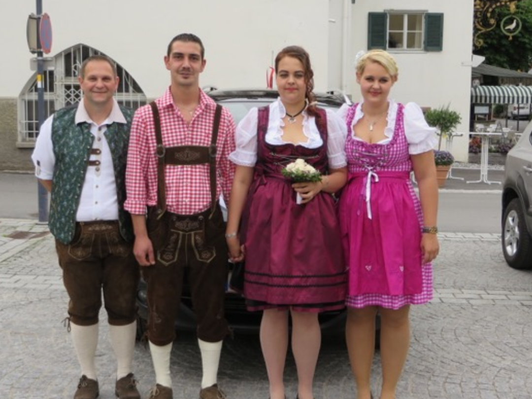 Das strahlende Brautpaar mit seinen Trauzeugen. Das strahlende Brautpaar mit seinen Trauzeugen.